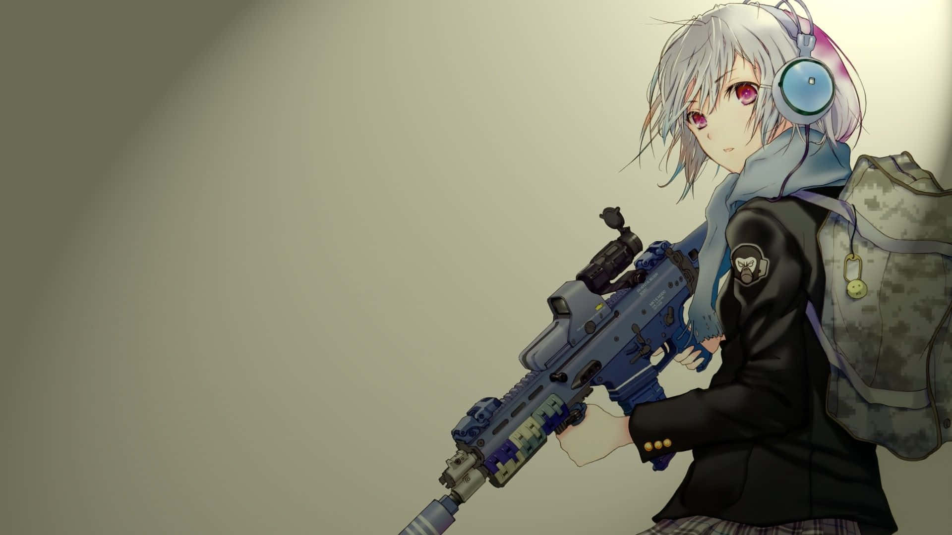 Anime Pc 桌布 壁紙 — 一位銀髮粉紅眼睛的動漫女孩，戴著耳機和迷彩背包，手持藍色步槍，背景為純米色。