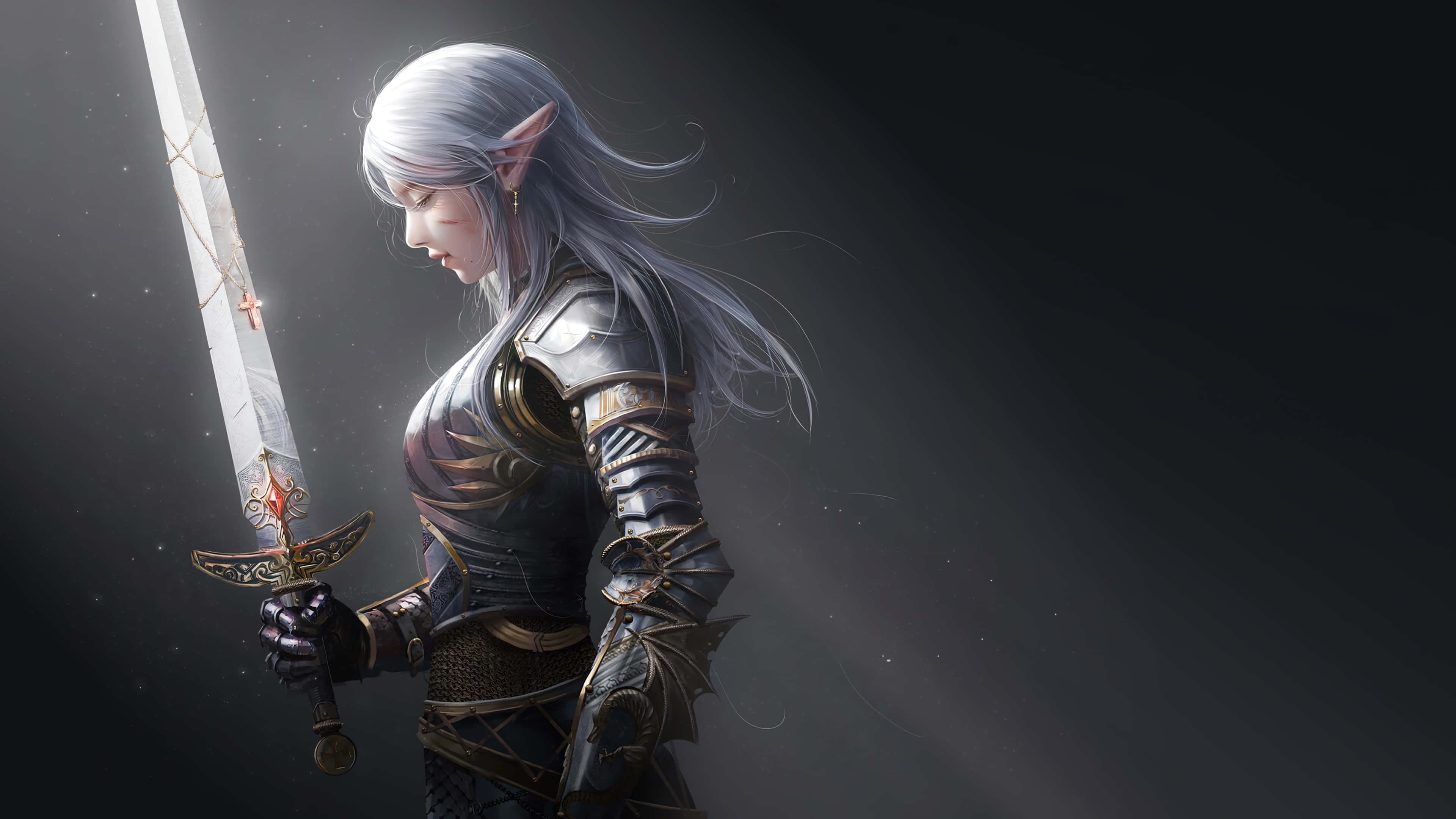Warrior 桌布 壁紙 — 一位銀髮精靈戰士身穿華麗盔甲，在黑暗背景下手持發光劍，柔和光線突顯她堅定的側面輪廓。