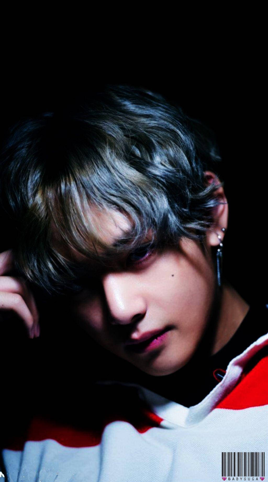 Taehyung Cute 桌布 壁紙 — 一位銀髮紅唇的年輕男子在黑色背景下向下凝視，身穿紅白條紋連帽衫。