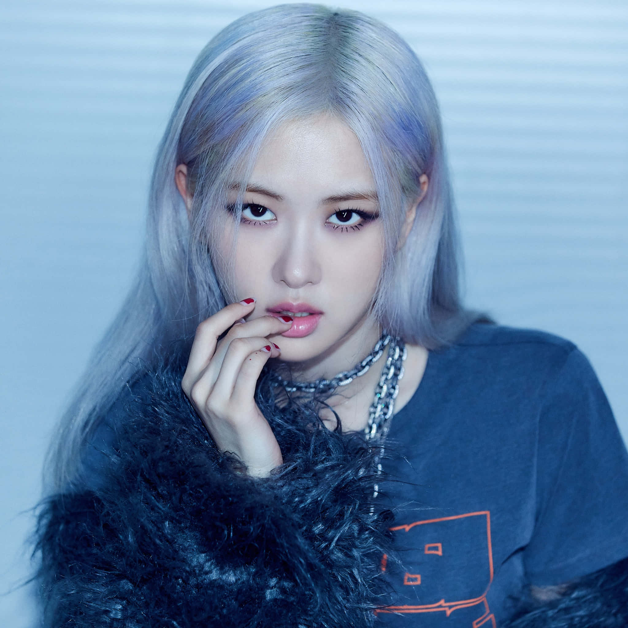 blackpink rose 桌布 壁紙 — 一位銀髮紅指甲的年輕女性，在清涼的藍色條紋背景前，將手靠近嘴唇擺姿勢。