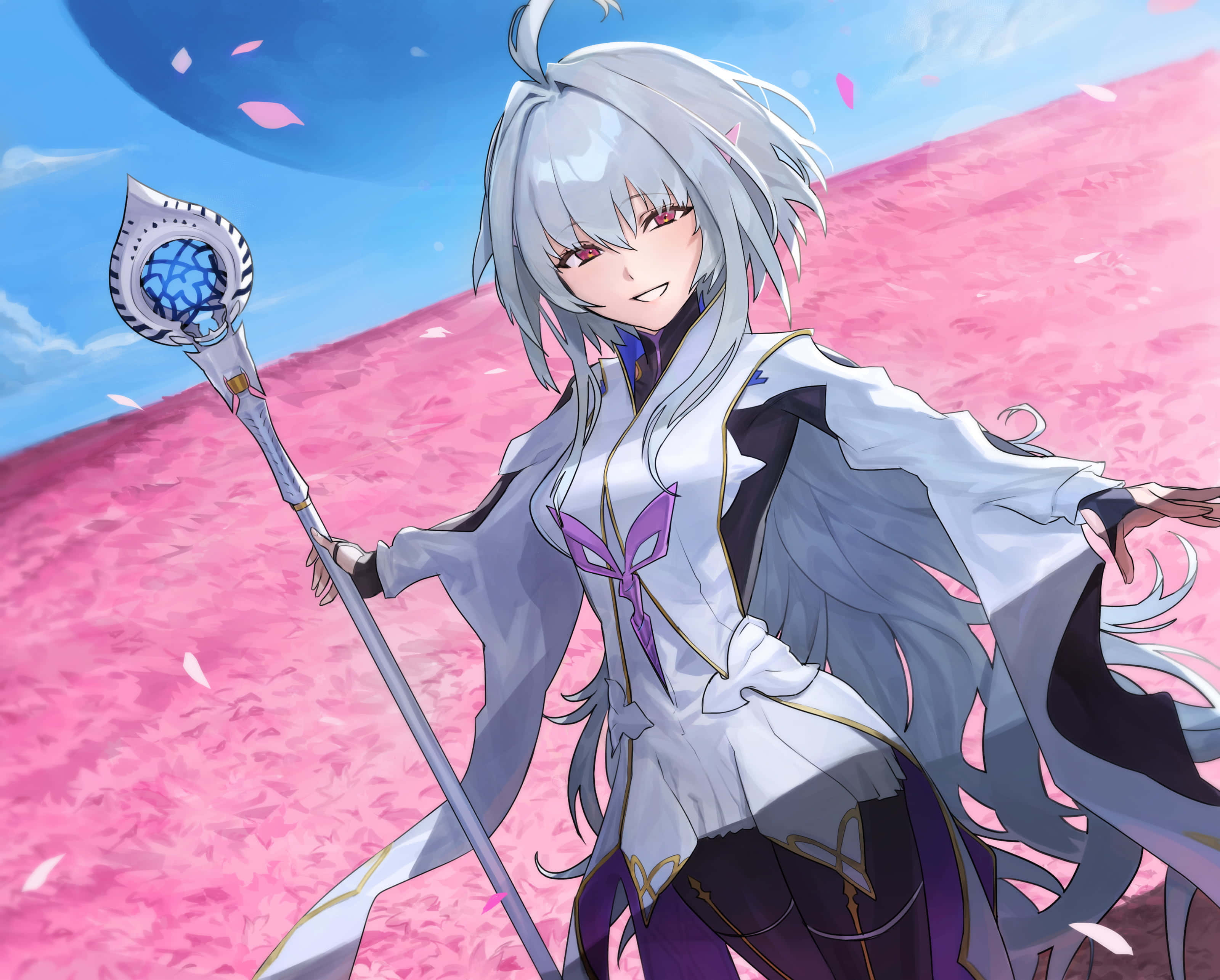 Fate/Grand Order 桌布 壁紙 — 一位銀髮紅眼的動漫女孩在藍天下的粉紅櫻花田中，拿著發光的法杖微笑。