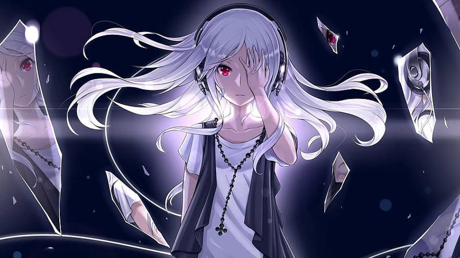 Cool Anime Girl 桌布 壁紙 — 一位銀髮紅眼的動漫女孩戴著耳機，遮住臉龐，破碎的玻璃碎片在暗紫色虛空中漂浮在她周圍。