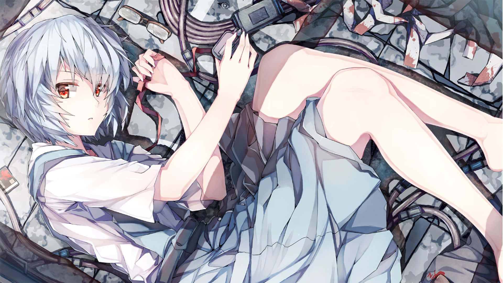 rei ayanami 桌布 壁紙 — 一位銀髮紅眼的動畫女孩躺在破碎的房間裡，周圍是壞掉的科技和電線。