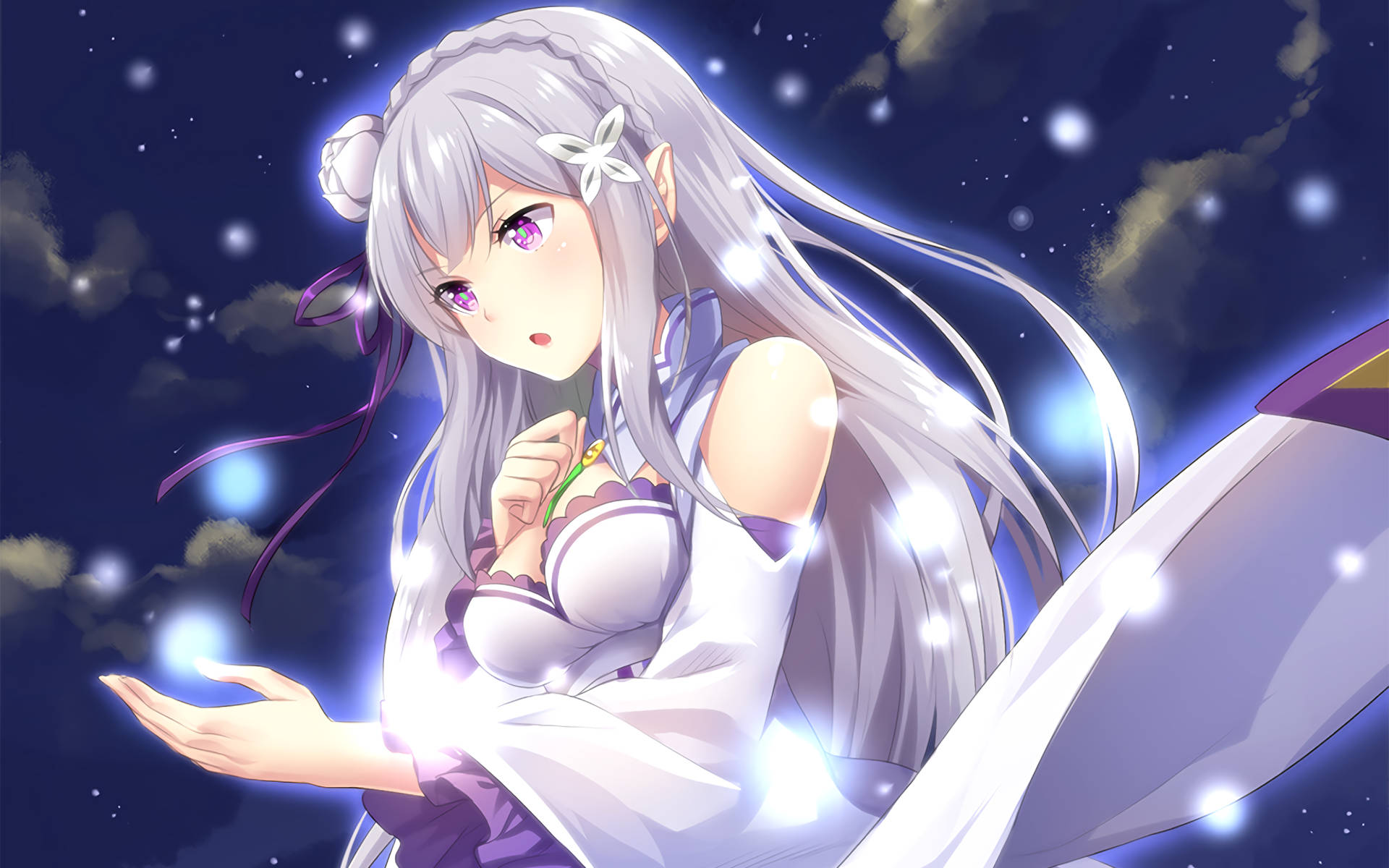 精靈 桌布 壁紙 — 一位銀髮紫眼的動漫女孩在繁星點點的夜空下漂浮，手中握著發光的球體。