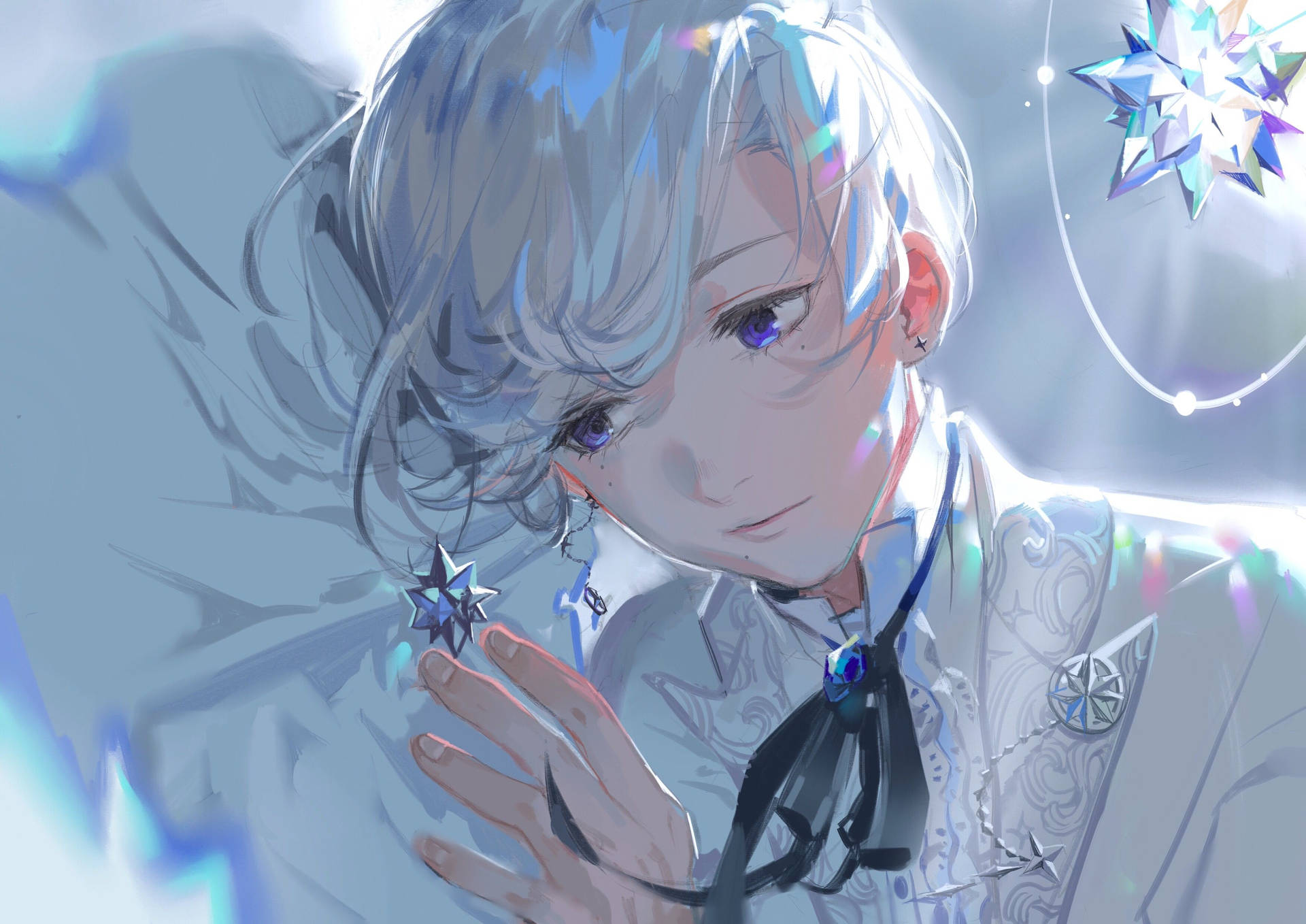 Anime Blue Boy 桌布 壁紙 — 一位銀髮紫眼的動漫男孩，在柔和的藍白背景前輕輕拿著一個發光的星形物體。