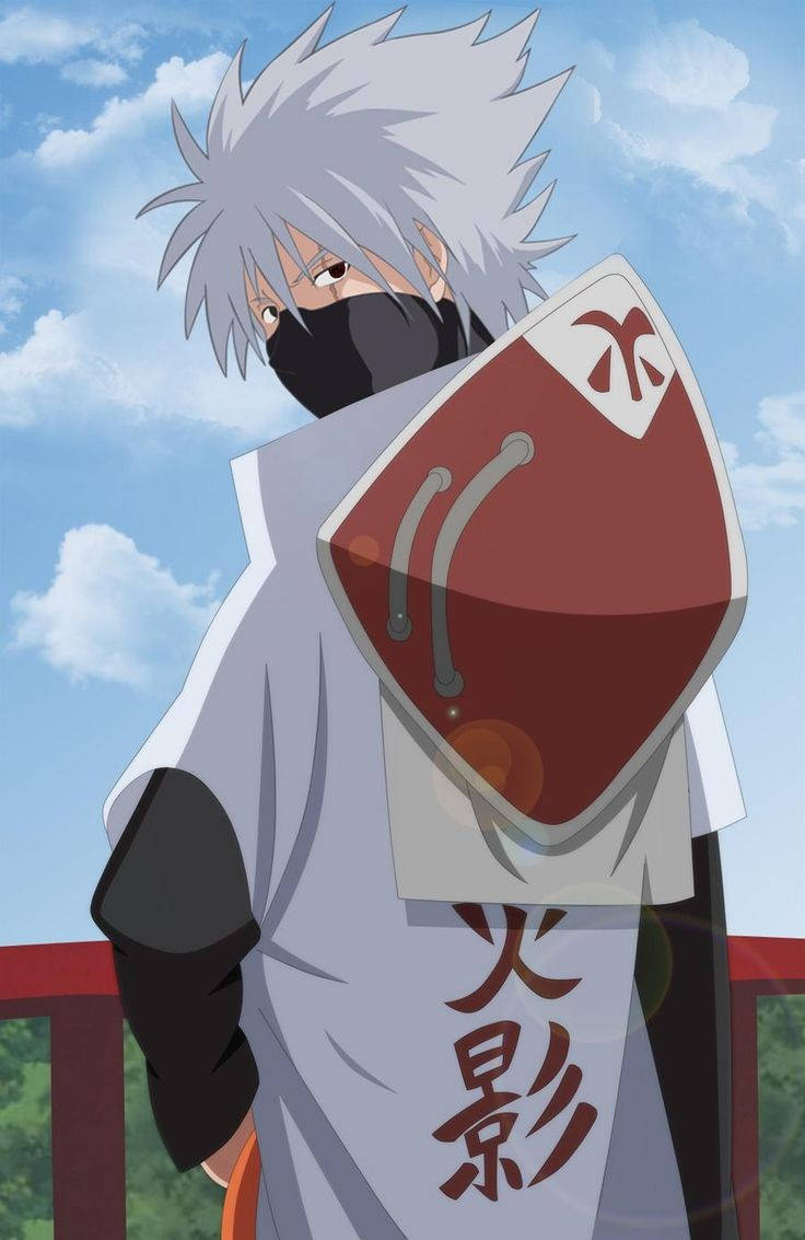 Kakashi Hatake 桌布 壁紙 — 一位銀髮蒙面忍者，身穿白色長袍，帶有紅色漢字和盾牌，站在有蓬鬆雲朵的明亮藍天下。
