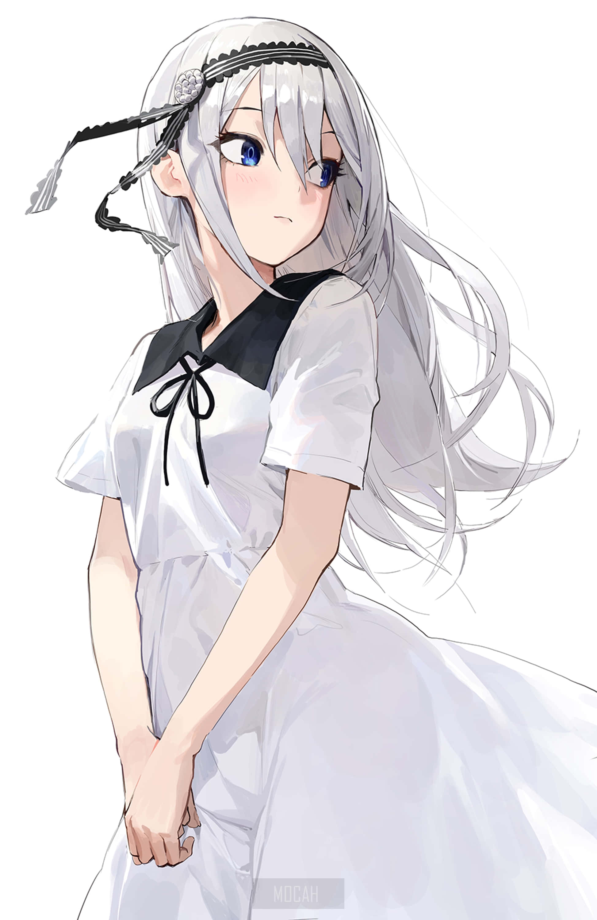 Anime White 桌布 壁紙 — 一位銀髮藍眼動漫女孩，身穿白色連衣裙，配有黑色領子和頭帶，背景為純白色。
