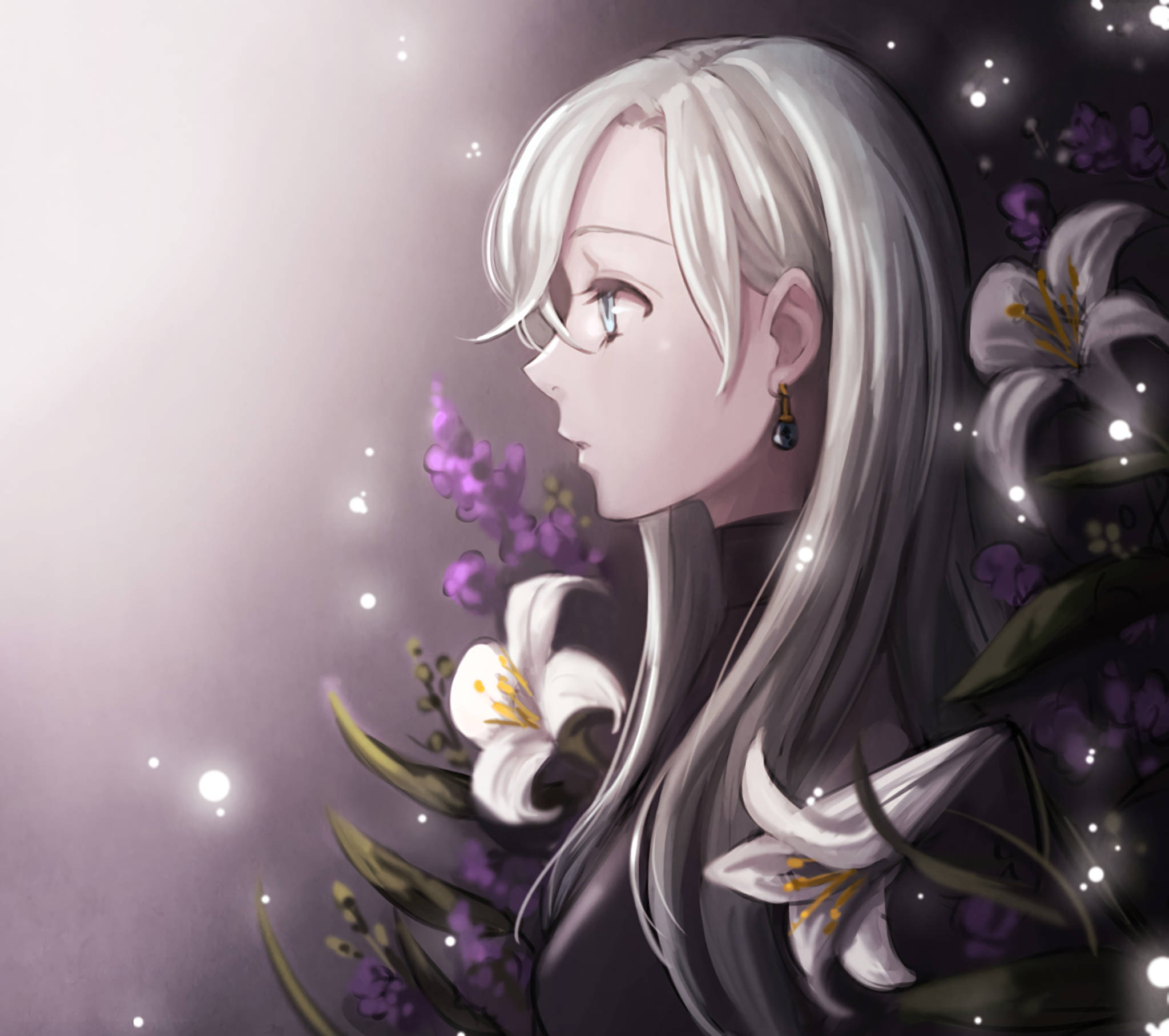 伊莉莎白·里昂絲 桌布 壁紙 — 一位銀髮藍眼的寧靜動漫女孩，在發光的白色百合花和紫色花朵旁溫柔地凝視。