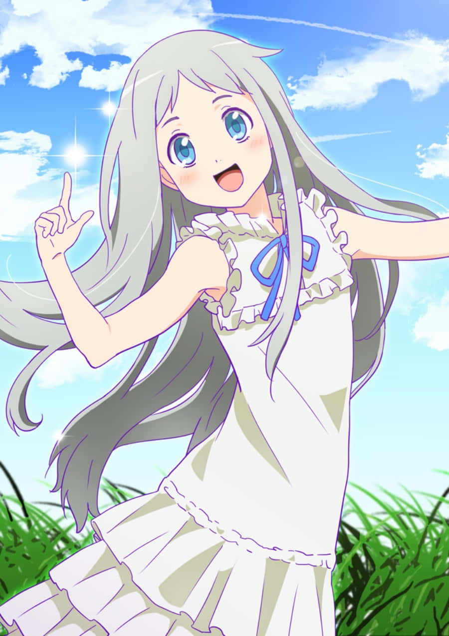 Anohana 桌布 壁紙 — 一位銀髮藍眼的開朗動畫女孩，穿著白色連衣裙，在陽光明媚、白雲朵朵的藍天下燦爛微笑。