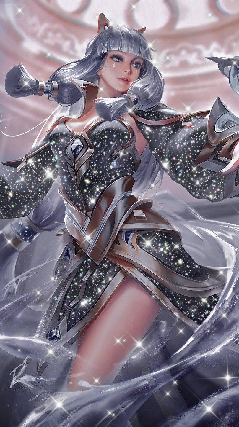 Guinevere 桌布 壁紙 — 一位銀髮貓耳動漫戰士，身穿閃爍星甲，在發光的粉紅色華麗背景前動態擺姿勢。