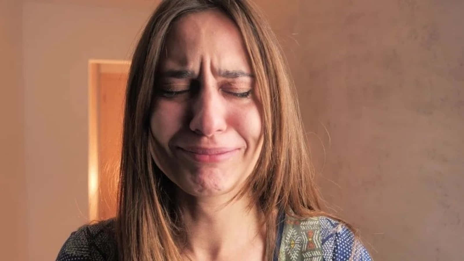 crying anime 桌布 壁紙 — 一位長棕色頭髮的女性在室內緊閉雙眼，因悲傷而扭曲面容，激烈哭泣。