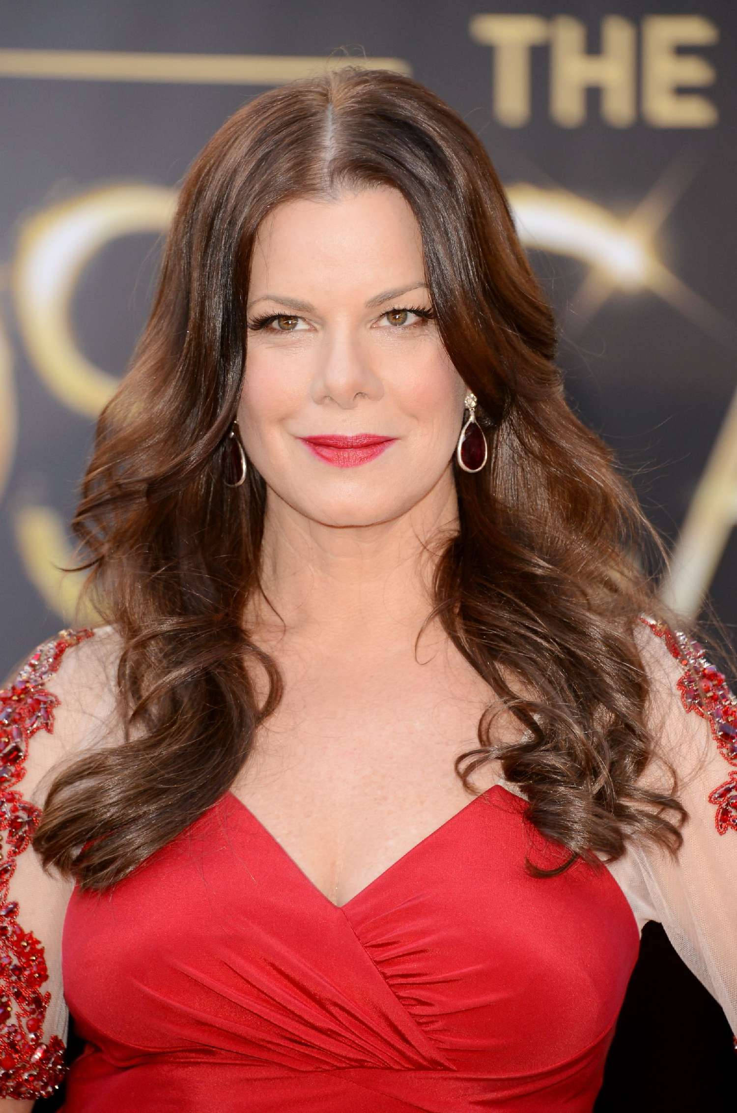 Celebrity 桌布 壁紙 — 一位長棕髮女性在華麗活動中穿著紅色連衣裙，肩部飾有珠飾。