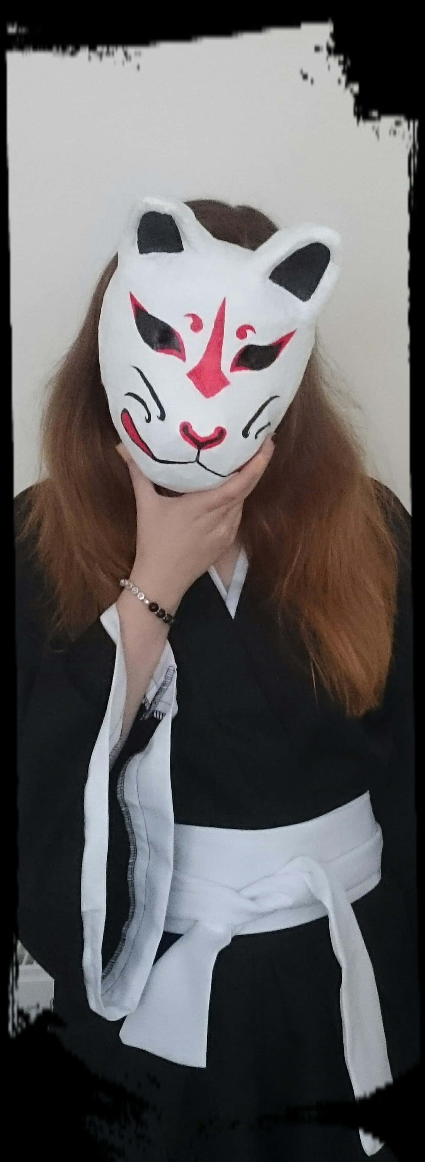 垃圾美學 桌布 壁紙 — 一位長棕髮的人戴著帶有紅色標記的白色狐狸面具，穿著黑白和服。