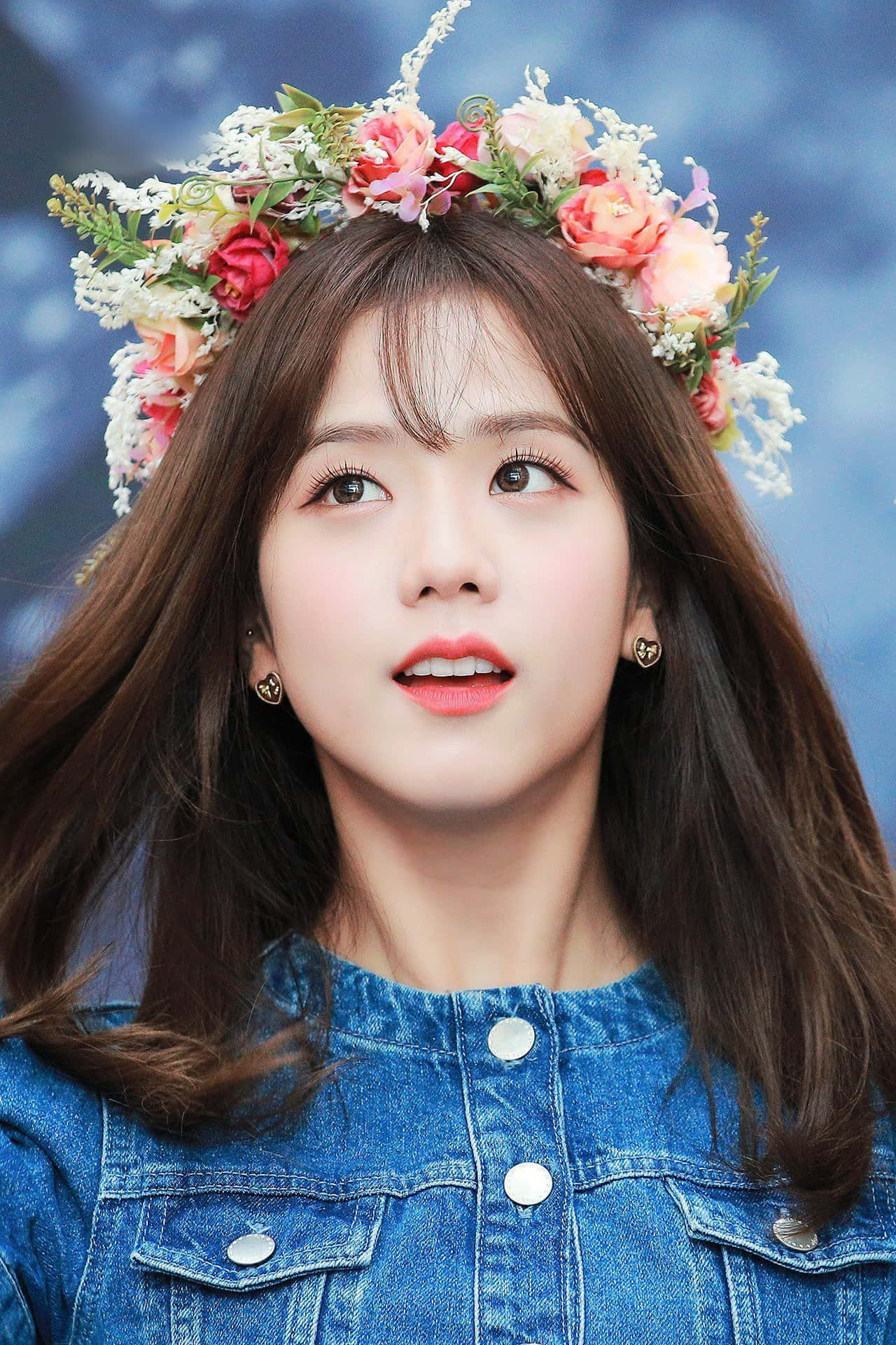 戴著花冠和牛仔外套向上看的年輕女性。 — 智秀 GIF 壁紙