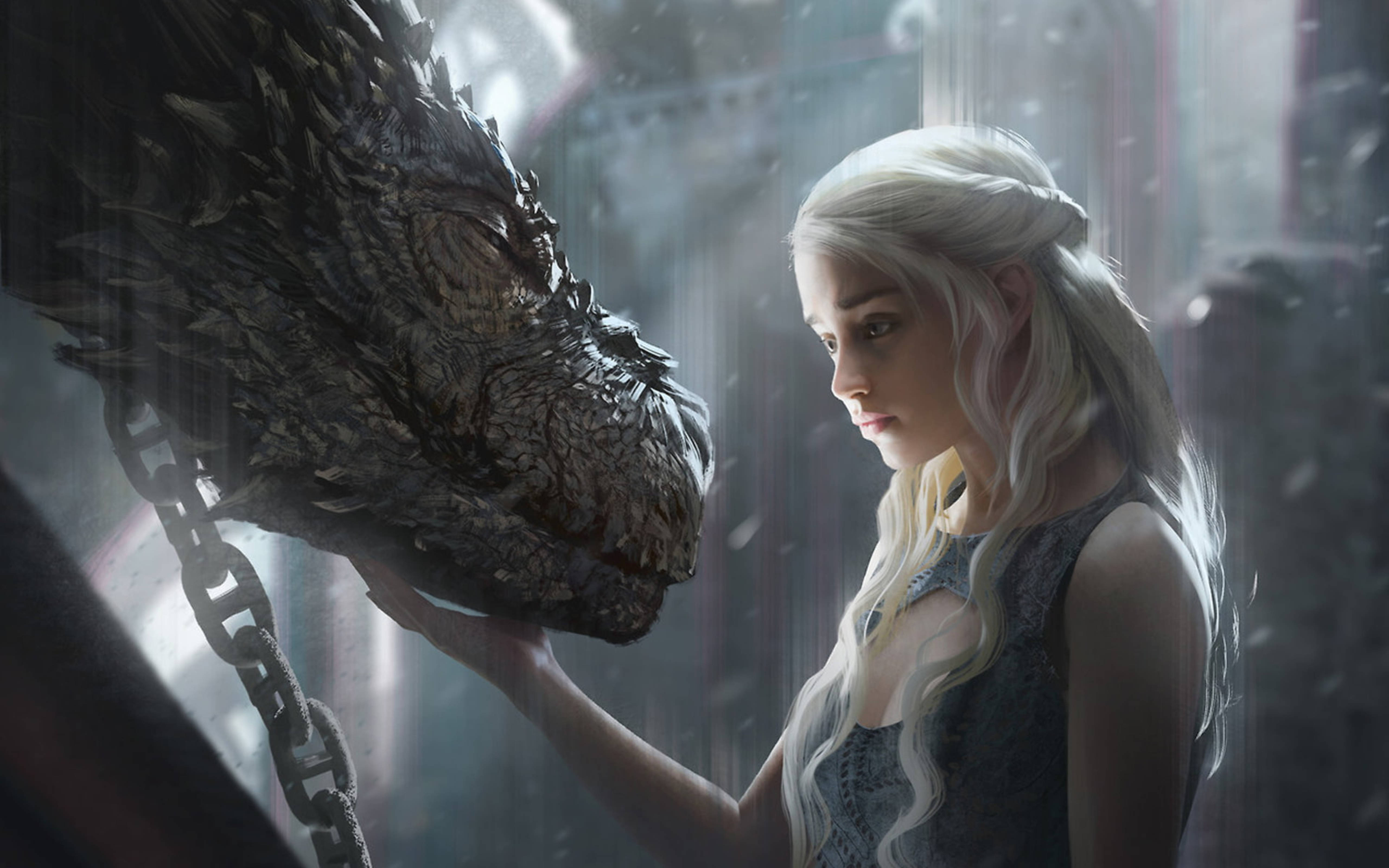 daenerys 桌布 壁紙 — 一位長白髮的女性在霧氣瀰漫、光線昏暗的房間裡，輕輕觸摸一條被鎖鏈鎖住的龍的鱗片頭部。