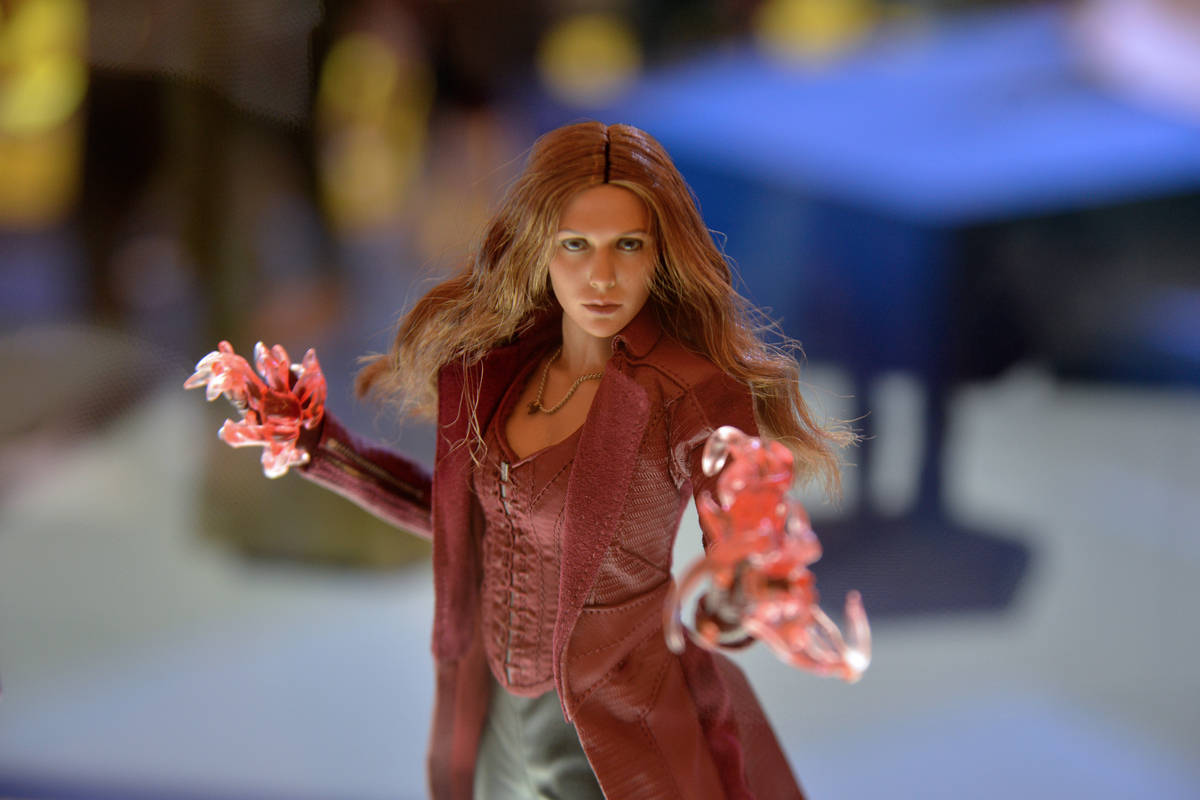 Wanda 桌布 壁紙 — 一位長紅髮、身穿紅色外套的女性，以電影般的動作姿勢從手中伸出發光的紅色能量爪。