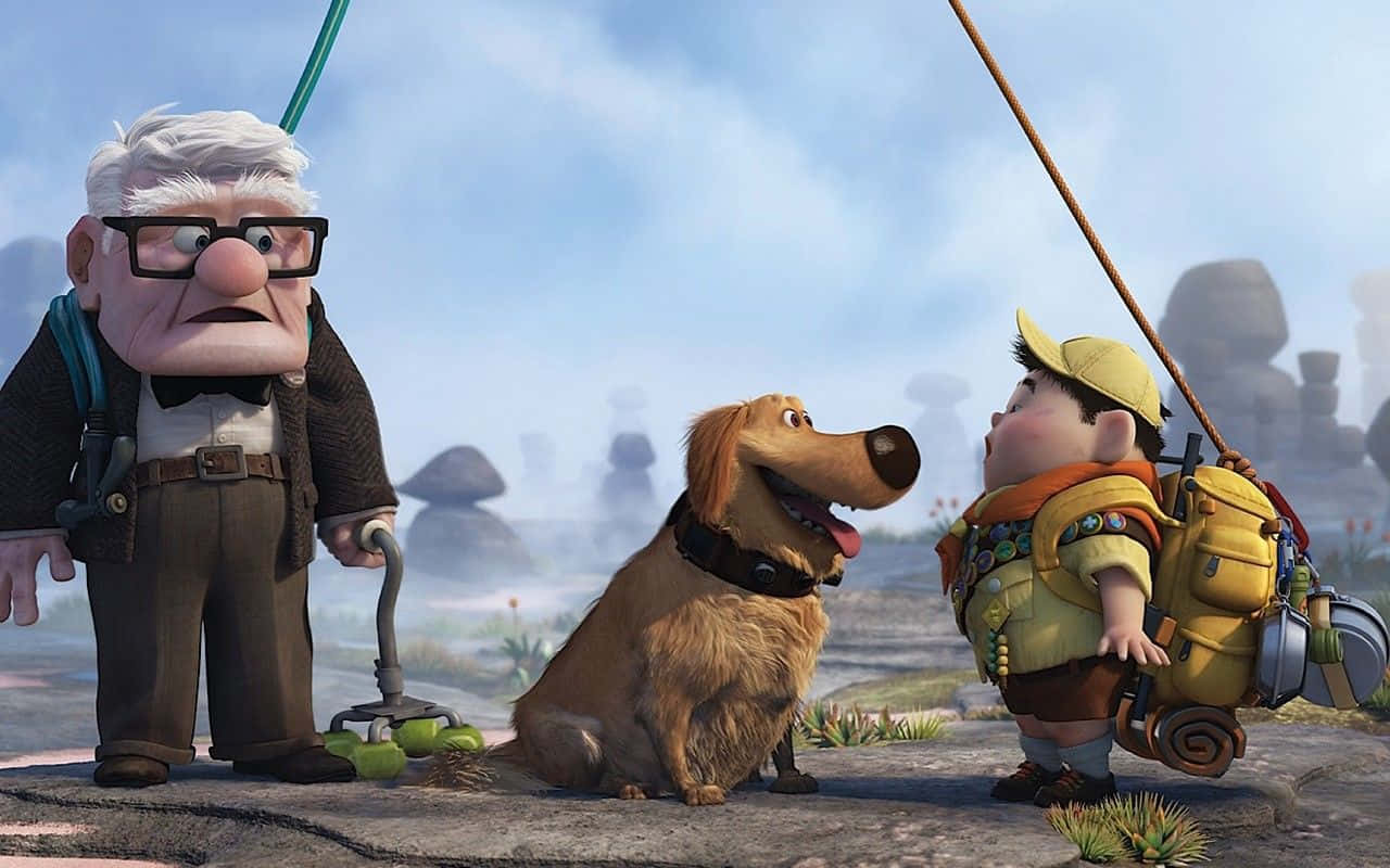 Animated 桌布 壁紙 — 一位長者、一隻黃金獵犬和一個小男孩一起站在霧氣瀰漫的岩石小徑上，天空柔和湛藍。