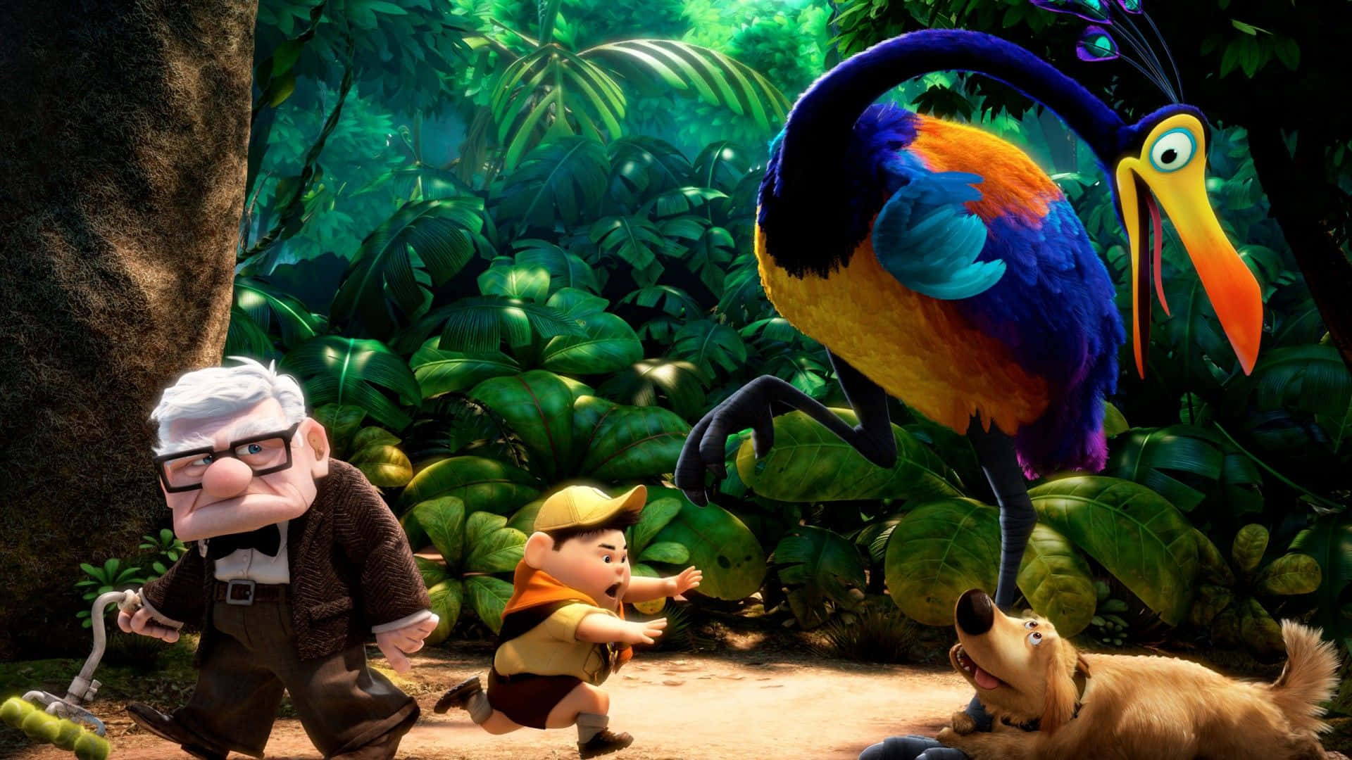 Animated 桌布 壁紙 — 一位長者和一個小孩在茂密的叢林中探索，附近有一隻色彩繽紛的巨嘴鳥和一隻狗。