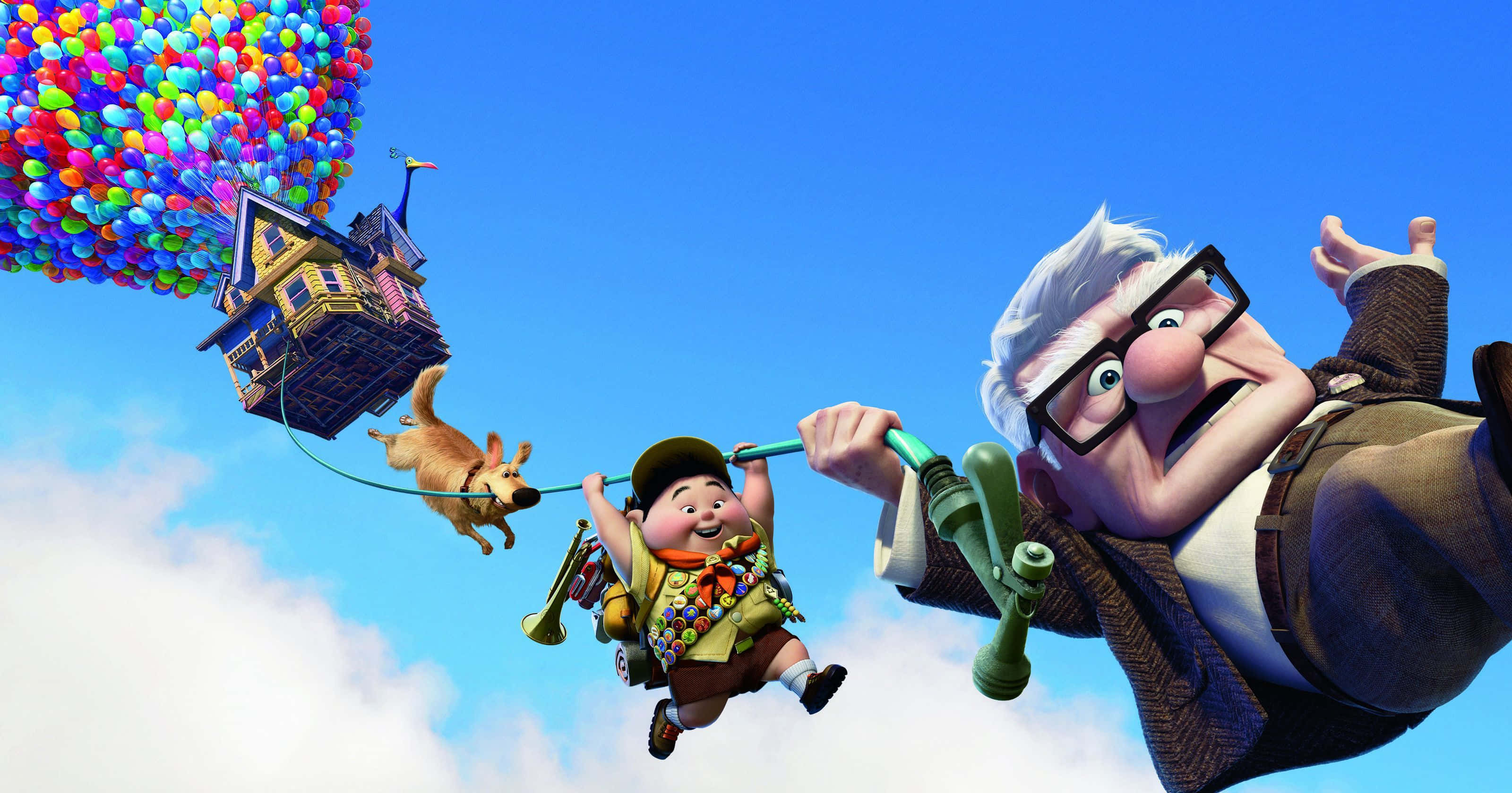 Up Movie 桌布 壁紙 — 一位長者和一個小男孩快樂地飛過明亮的藍天，房子被色彩繽紛的氣球升起，一隻狗在後面跟著。
