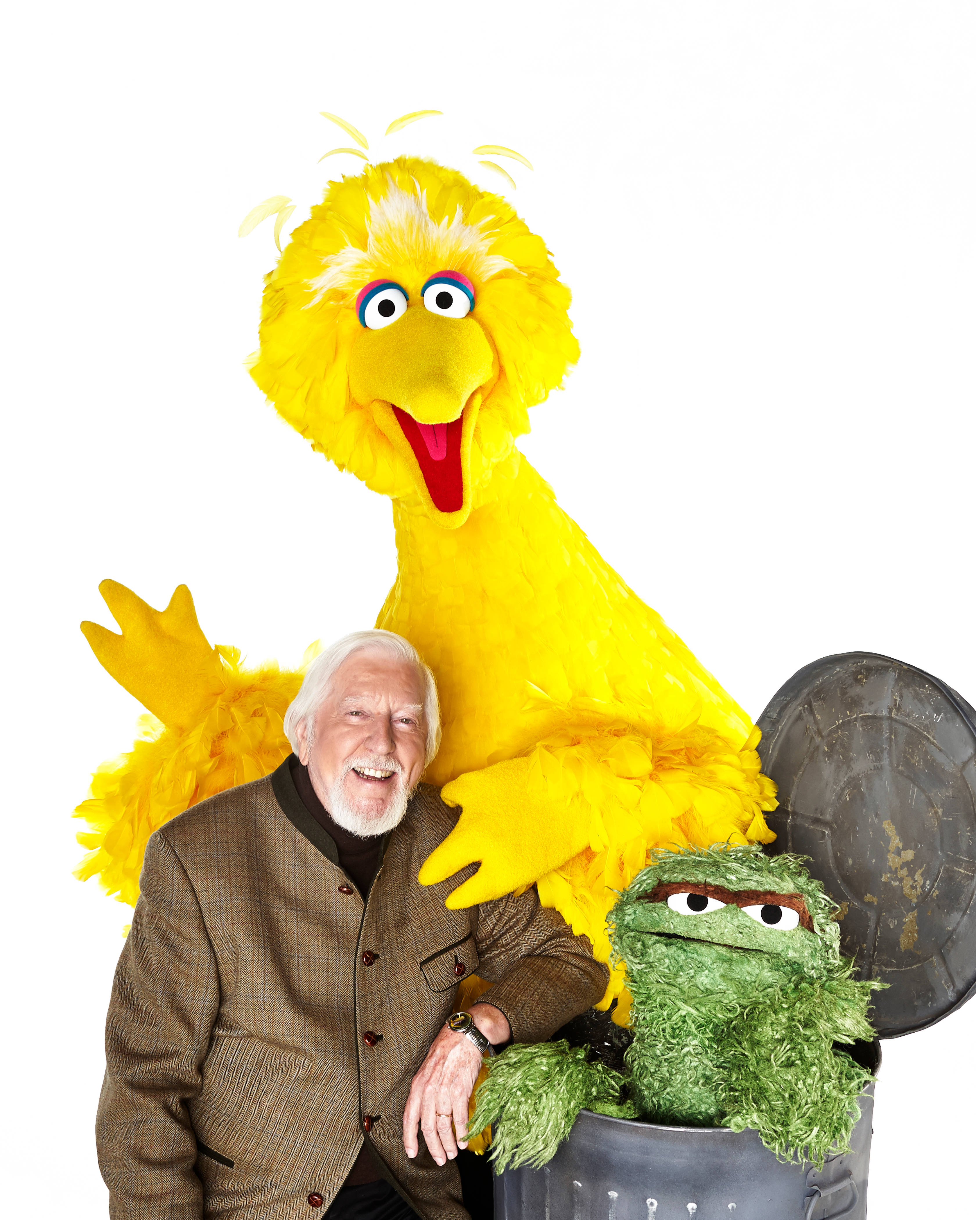 大鳥 桌布 壁紙 — 一位長者在大黃鳥 Big Bird 和綠色怪獸 Oscar the Grouch 在他的垃圾桶旁邊開心微笑。