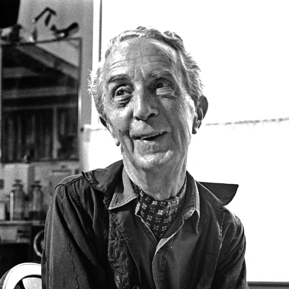 Norman Rockwell 桌布 壁紙 — 一位長者帶著喜悅的表情向上望的室內黑白肖像，背景雜亂。