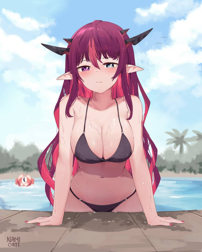 Swimming 桌布 壁紙 — 一位長著惡魔耳朵、長粉紅色頭髮的動漫女孩，穿著黑色比基尼，在明亮的藍天下，在泳池甲板上對著鏡頭微笑。