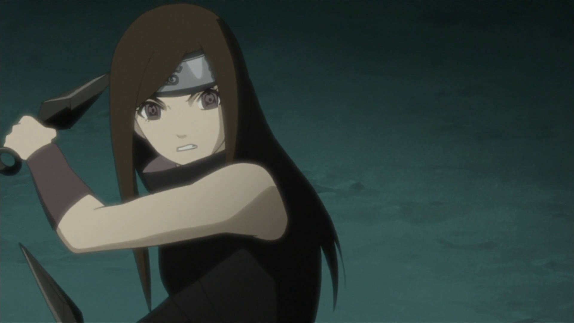 izumi uchiha 桌布 壁紙 — 一位長著棕色長髮、戴著頭帶的動漫忍者女孩，在深藍綠色背景下以緊張的戰鬥姿勢握著苦無刀。