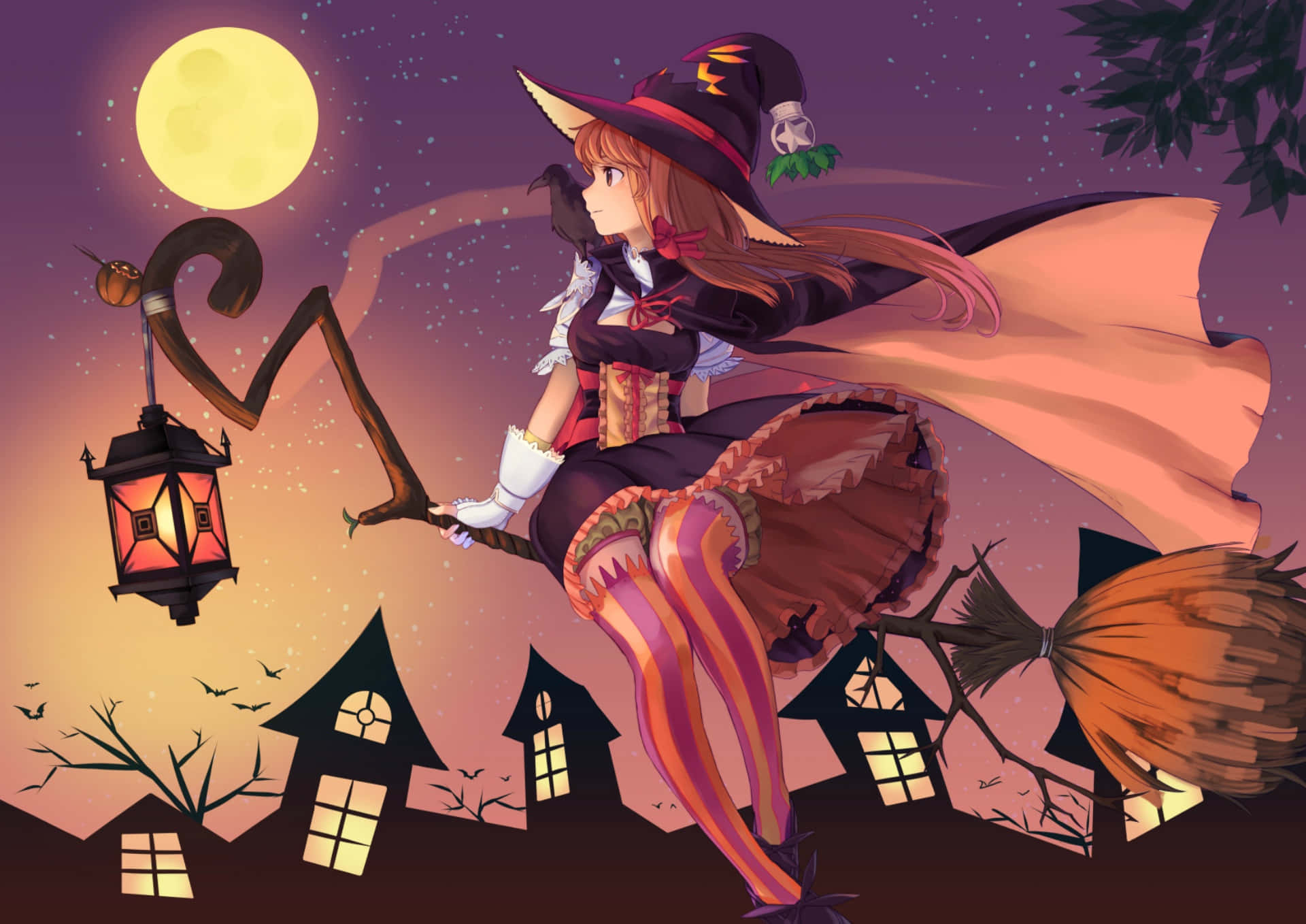 Witch Hats 桌布 壁紙 — 一位長著棕色長髮的女巫在發光的滿月下騎著掃帚，提著燈籠飛過一個陰森森的村莊。