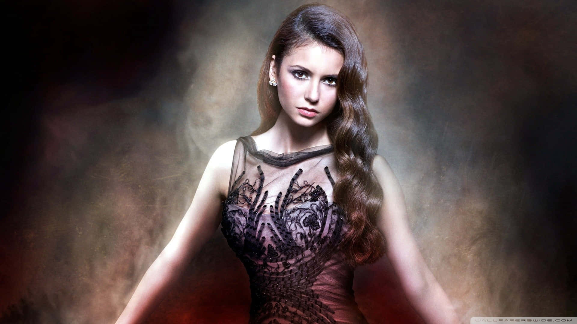 Vampire Diaries Desktop 桌布 壁紙 — 一位長著棕色長髮的女性，在煙霧瀰漫的深色背景下穿著黑色蕾絲連衣裙。