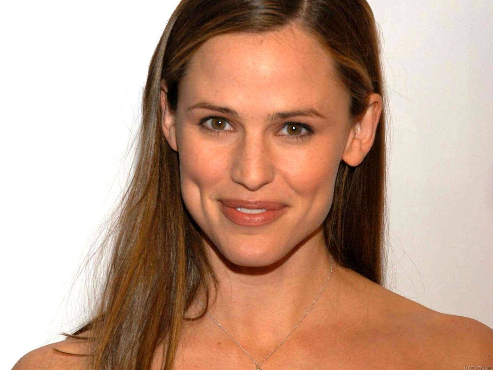 Celebrity 桌布 壁紙 — 一位長著棕色長髮的女性在純白色背景前微笑的特寫肖像。