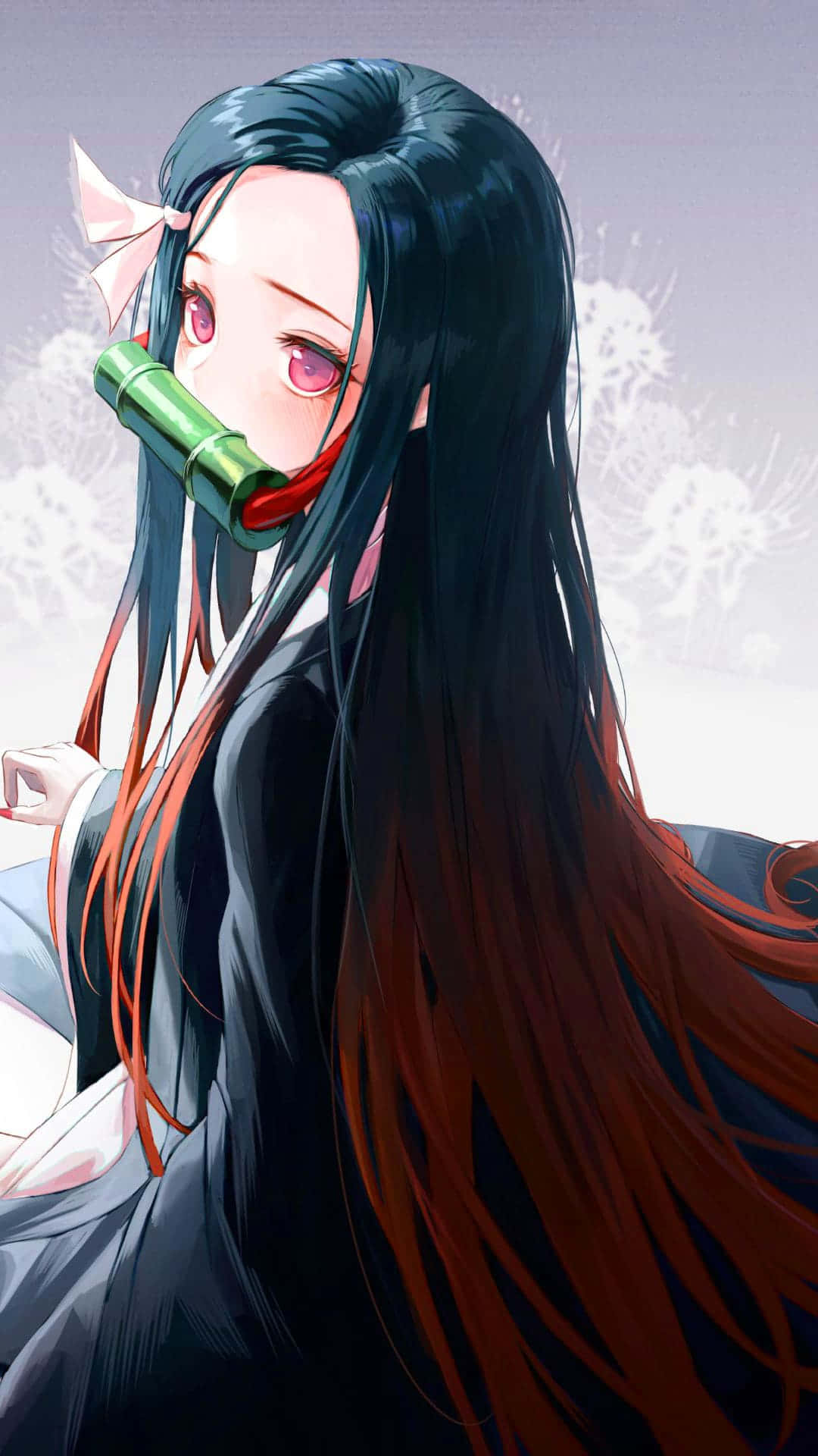 Cool Nezuko 桌布 壁紙 — 一位長著深色長髮和粉紅色眼睛的寧靜動漫女孩，戴著竹製口塞，回頭凝視。