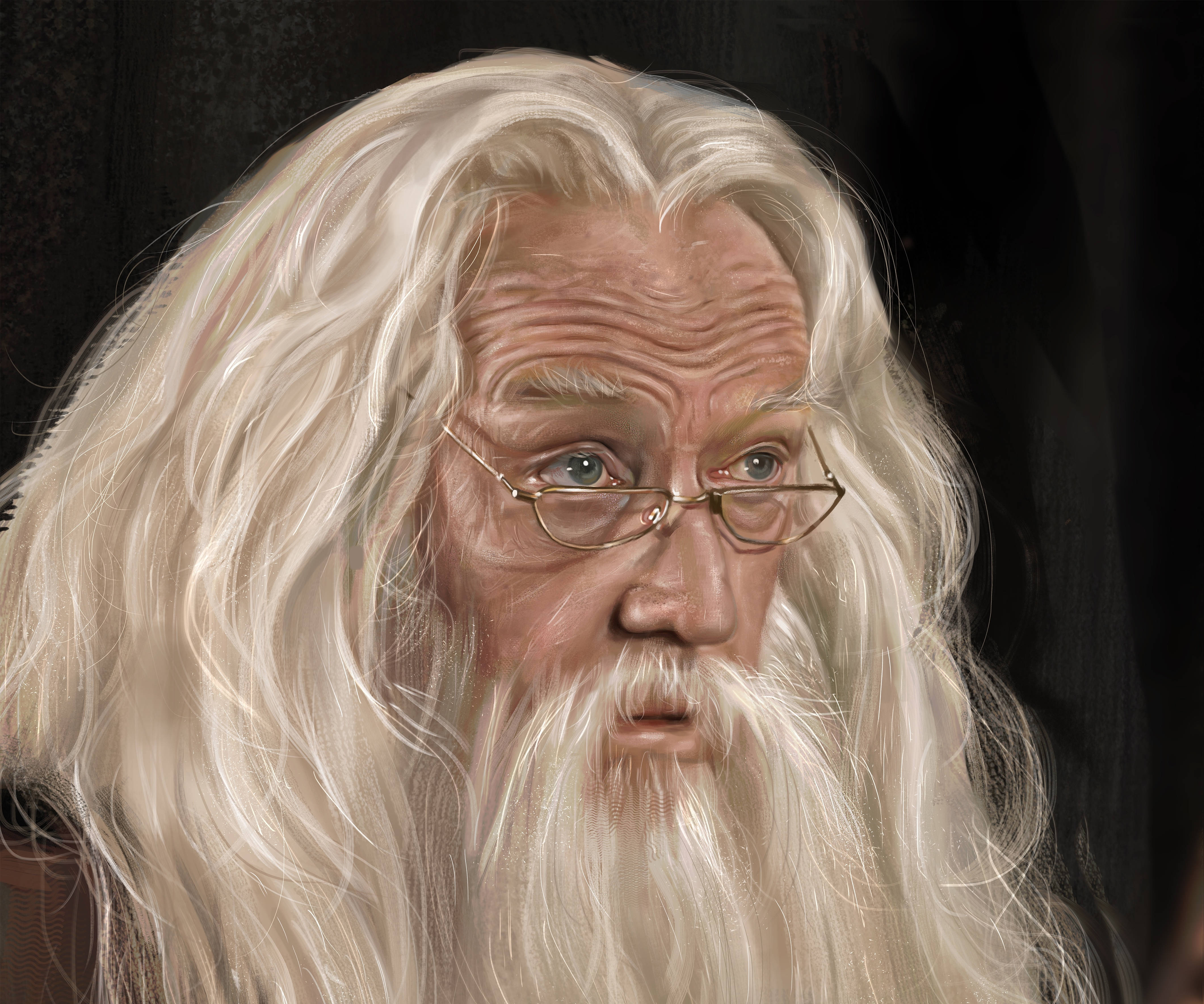 dumbledore 桌布 壁紙 — 一位長著白色長髮和鬍鬚、戴著細框眼鏡的老巫師在黑暗背景下的特寫肖像。