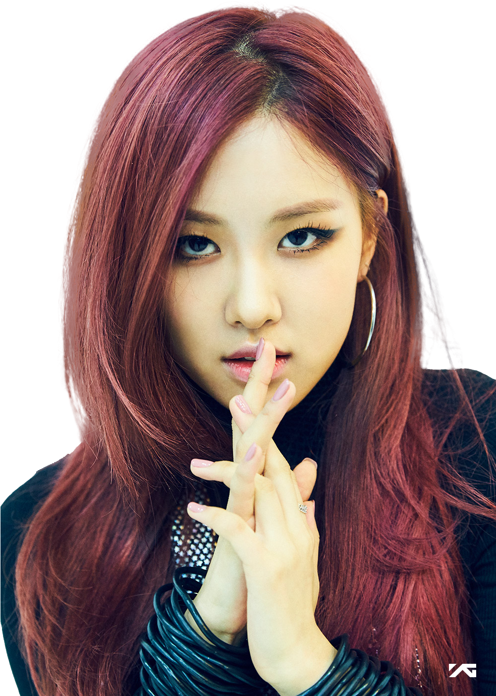 BLACKPINK 桌布 壁紙 — 一位長著紅色長髮、妝容大膽的女性，在黑色背景前將手指放在嘴唇上。