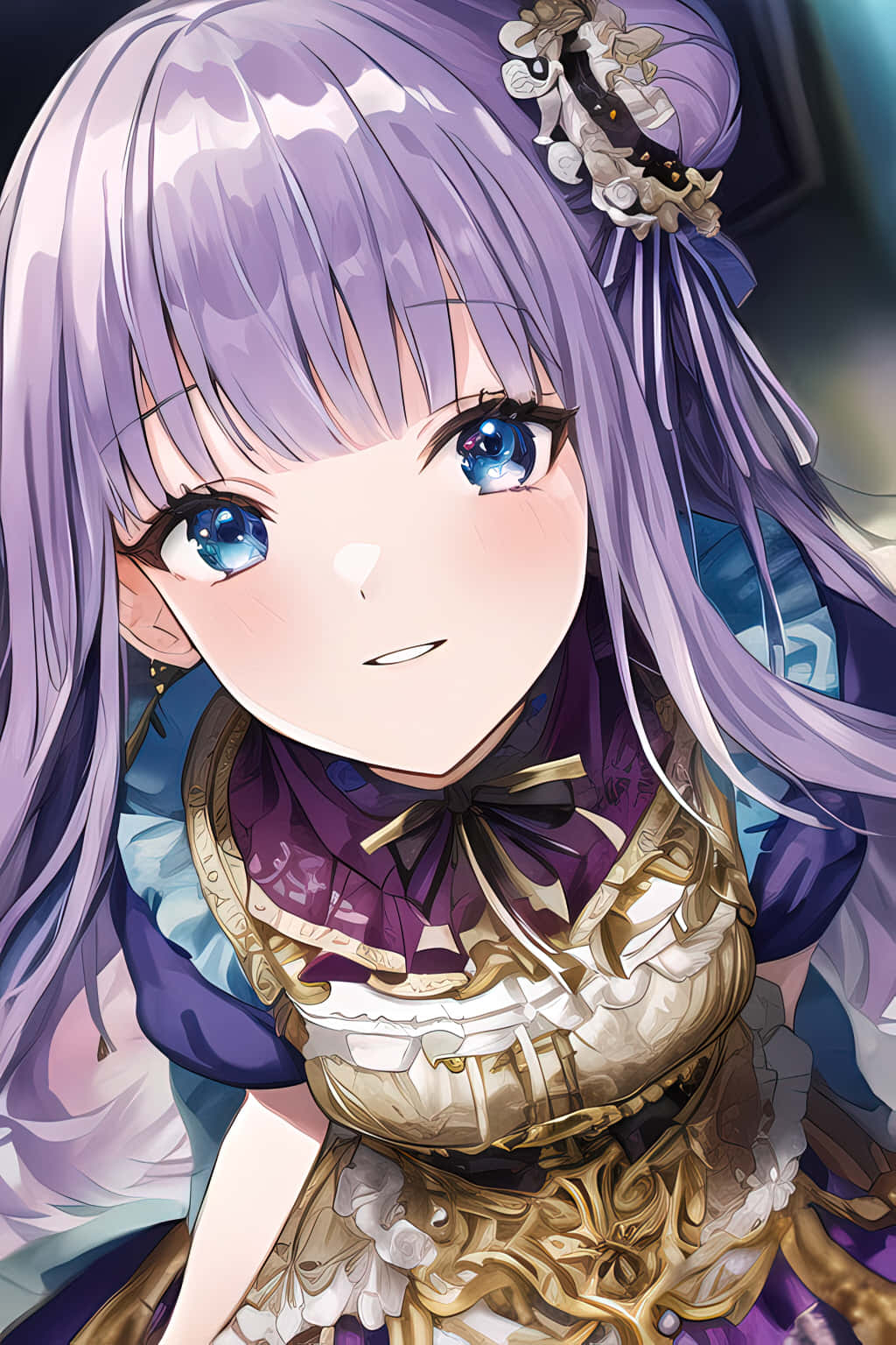 Beautiful Anime 桌布 壁紙 — 一位長著紫色長髮和藍色眼睛的動漫少女特寫，身穿華麗金色盔甲，內搭紫色服裝，並配有花卉髮飾。