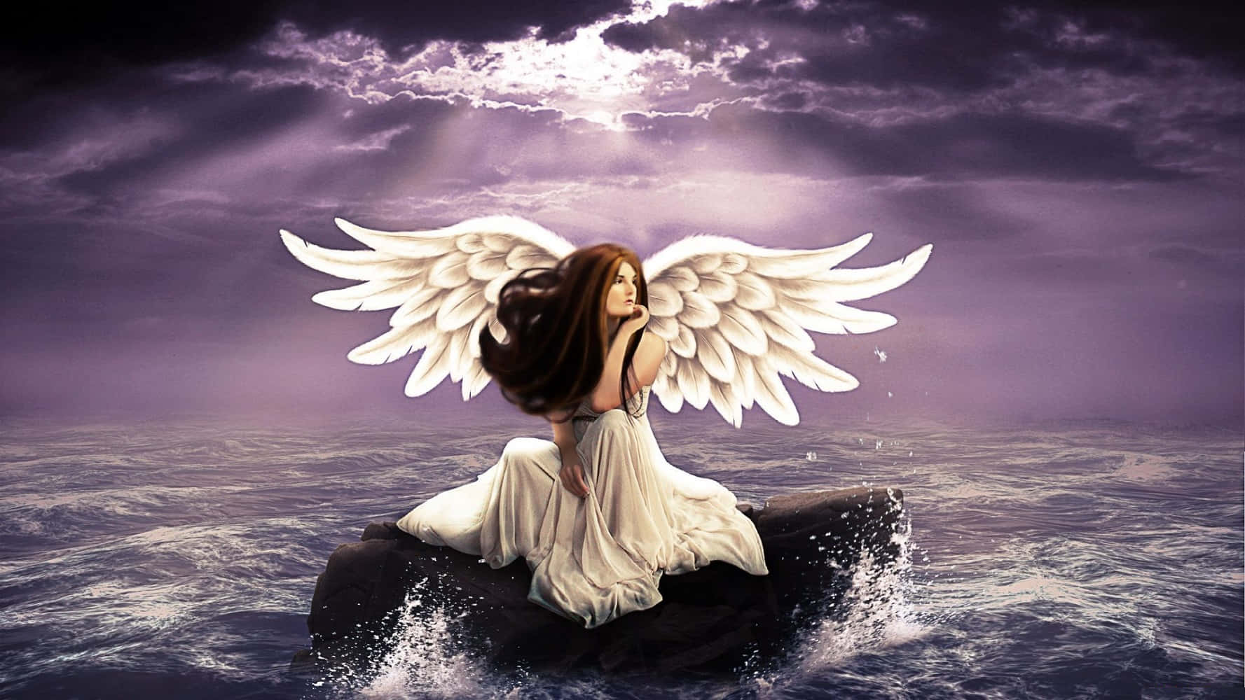 angels 桌布 壁紙 — 一位長著翅膀、頭髮飄逸的天使坐在風暴紫色海洋中的一塊黑色岩石上，神聖的光芒穿透上方的雲層。