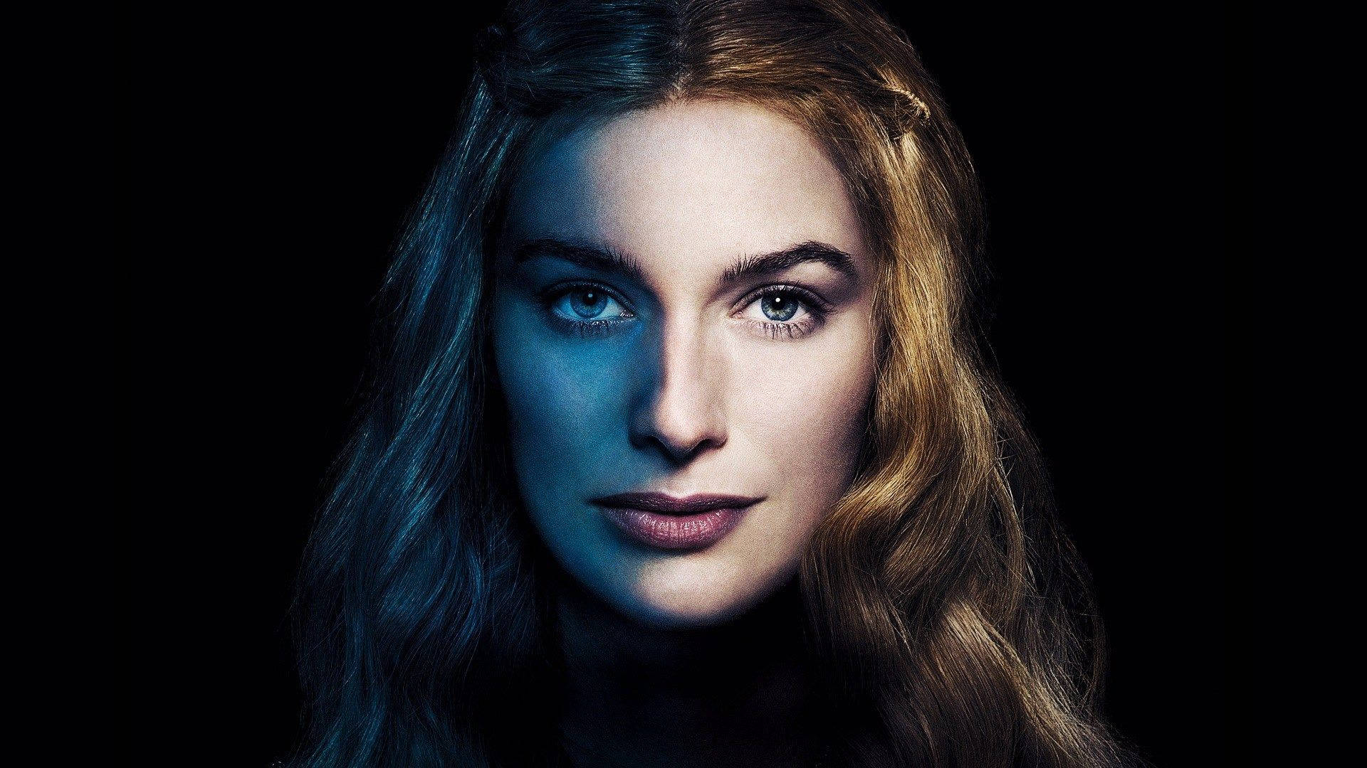 cersei lannister 桌布 壁紙 — 一位長著長波浪髮的女性在黑色背景的戲劇性藍色燈光下直視觀眾。