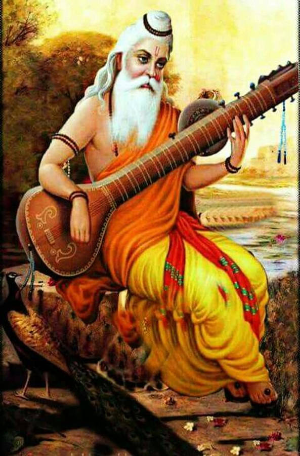 guru nanak dev ji 桌布 壁紙 — 一位長著長長白鬍子的老聖人在金色陽光下於河岸邊彈奏西塔琴。