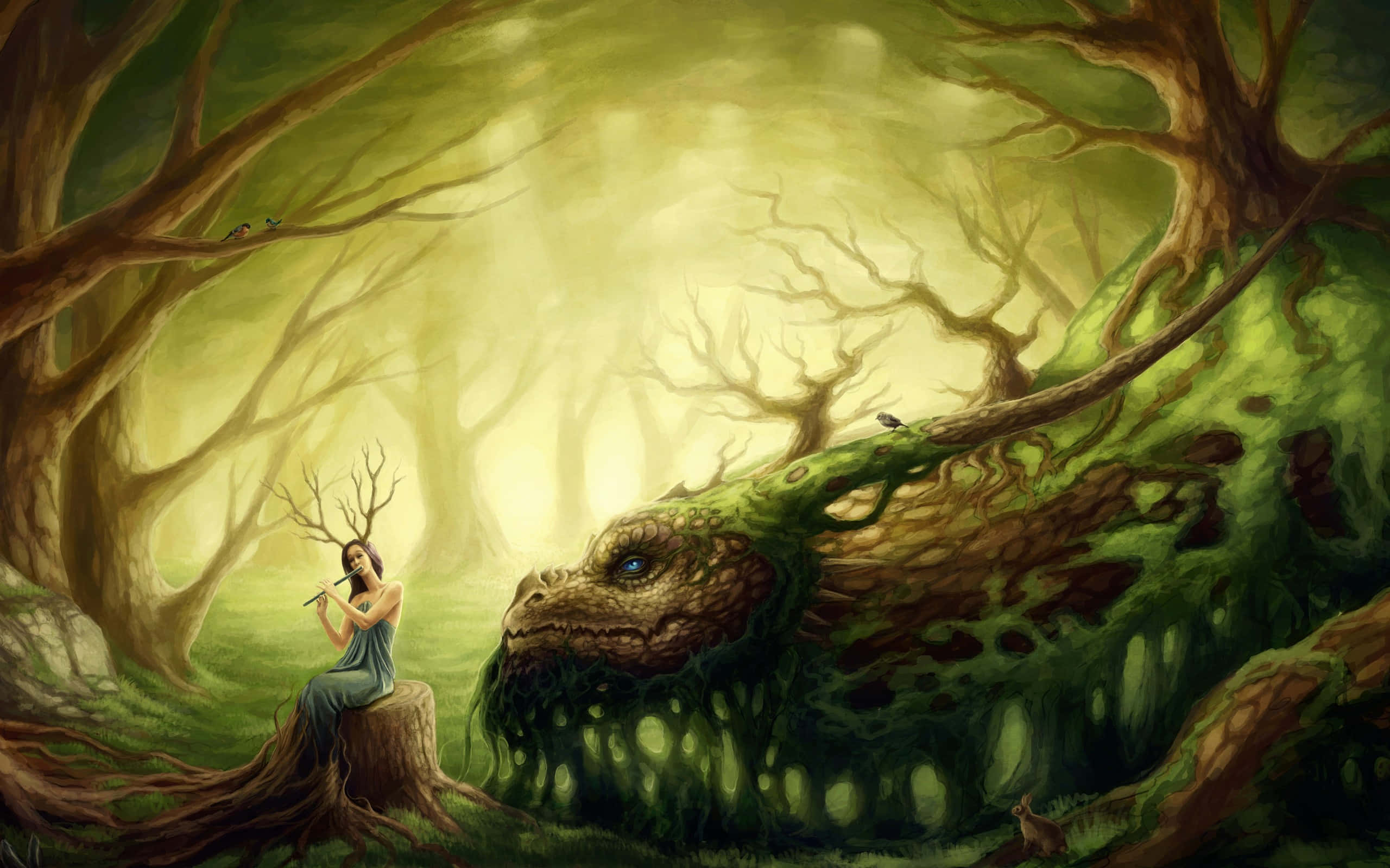奇幻藝術 桌布 壁紙 — 一位長著鹿角的女士坐在樹樁上，旁邊是一條長滿苔蘚的樹龍，身處神秘森林，沐浴在柔和的金色光芒中。