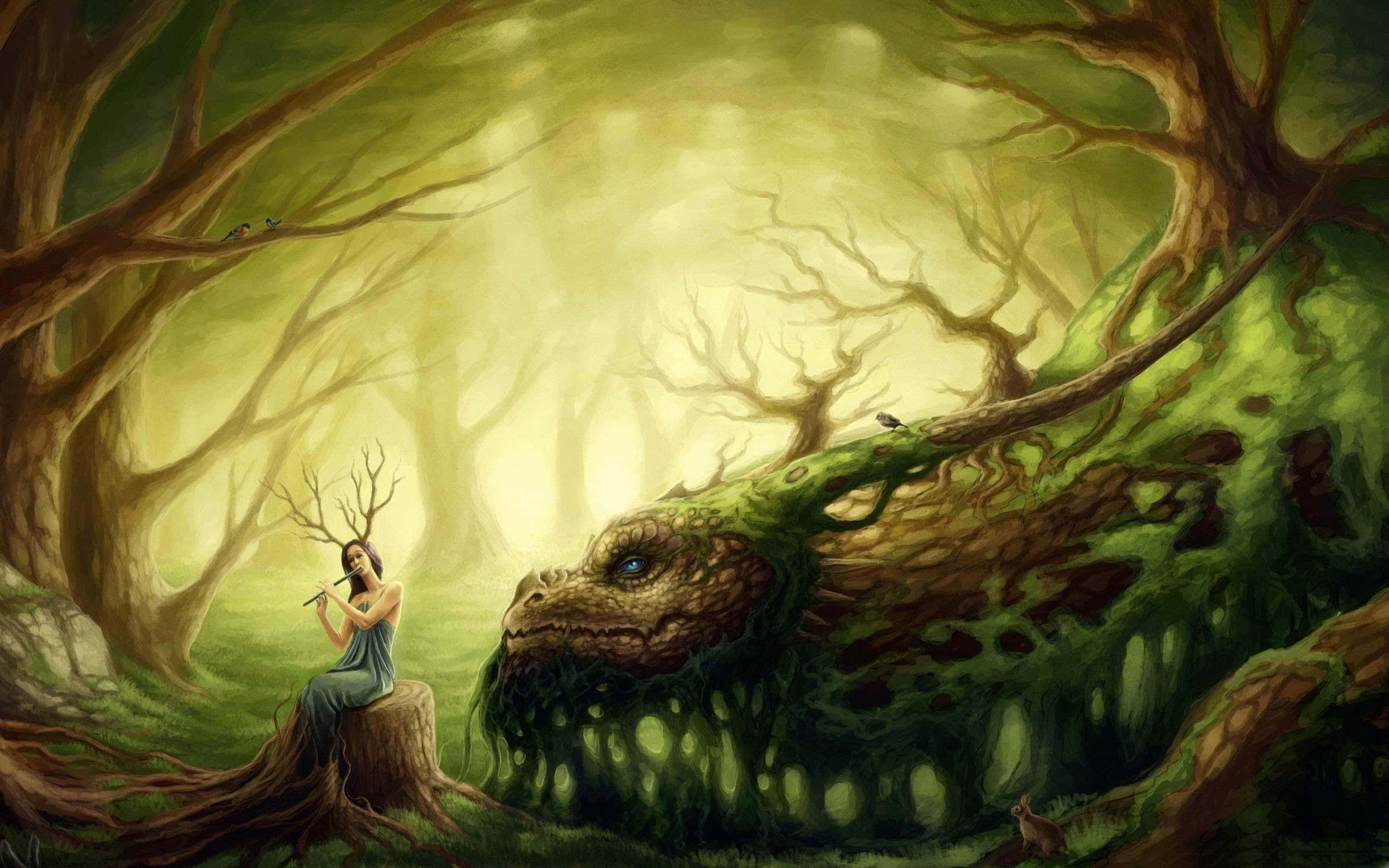Beautiful Dragon 桌布 壁紙 — 一位長著鹿角的女性靜靜地坐在樹樁上，旁邊是一隻覆蓋著苔蘚的龍，在沐浴著柔和金色光芒的神秘森林中沉睡。