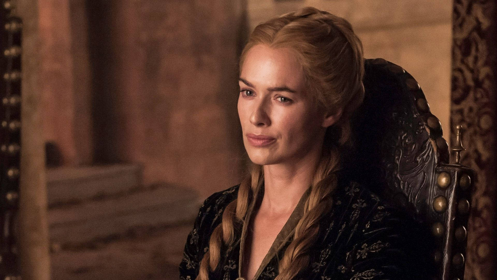 cersei lannister 桌布 壁紙 — 一位長辮金髮女子威嚴地坐在昏暗石廳的華麗王座上。