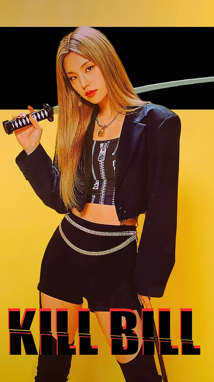 ITZY 桌布 壁紙 — 一位長金髮女性手持武士刀，背景為大膽的黃黑色，並帶有「KILL BILL」文字。
