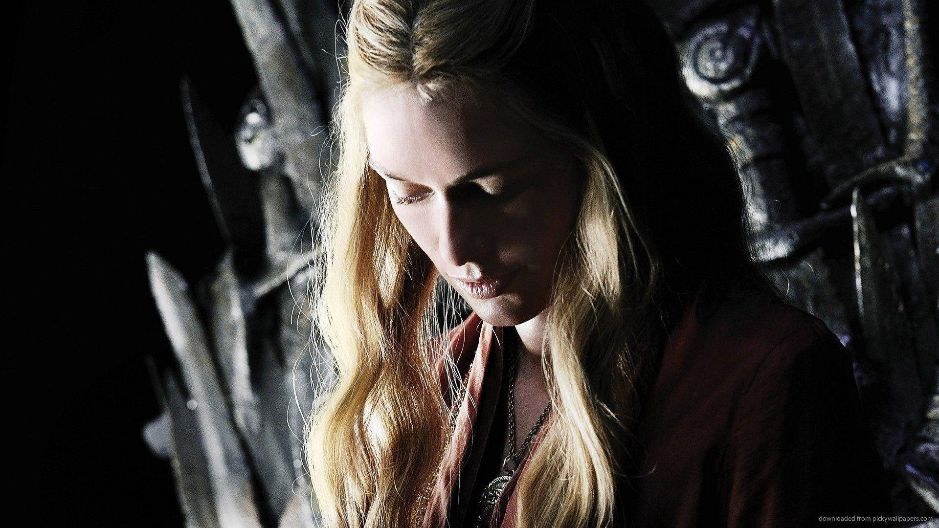 cersei lannister 桌布 壁紙 — 一位長金髮的女性在昏暗的光線下莊嚴地坐在劍製成的王座上。