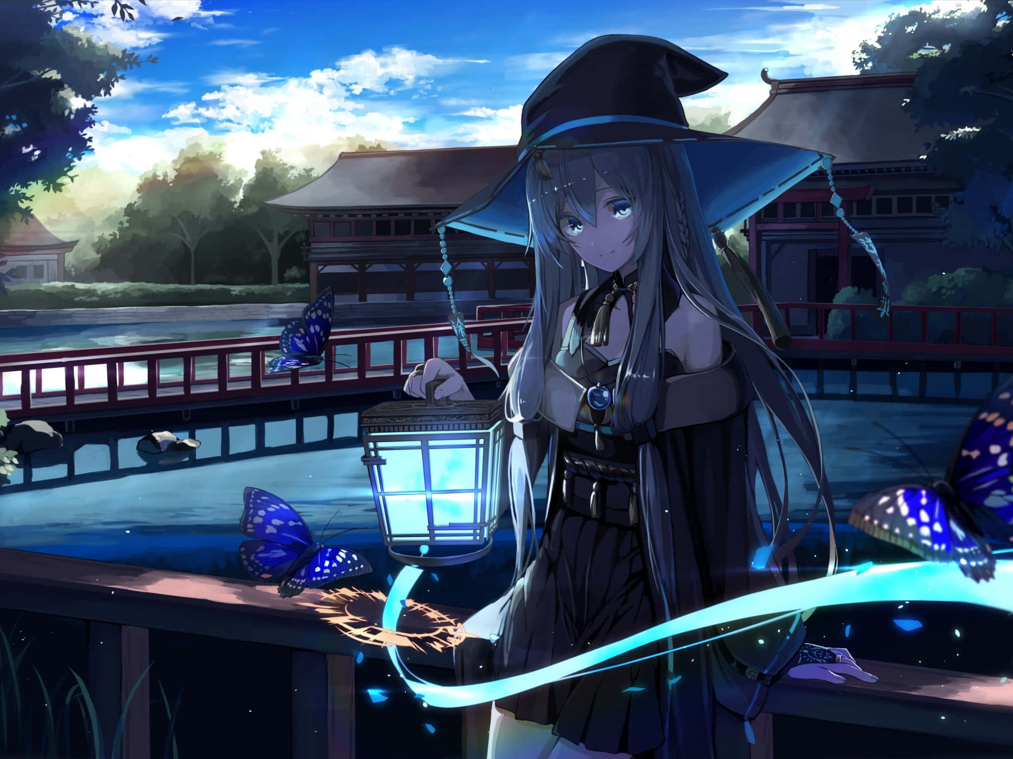 Witch Hats 桌布 壁紙 — 一位長銀髮的女巫在池塘旁提著發光的燈籠，池塘邊有藍色蝴蝶在傳統木橋附近飛舞。