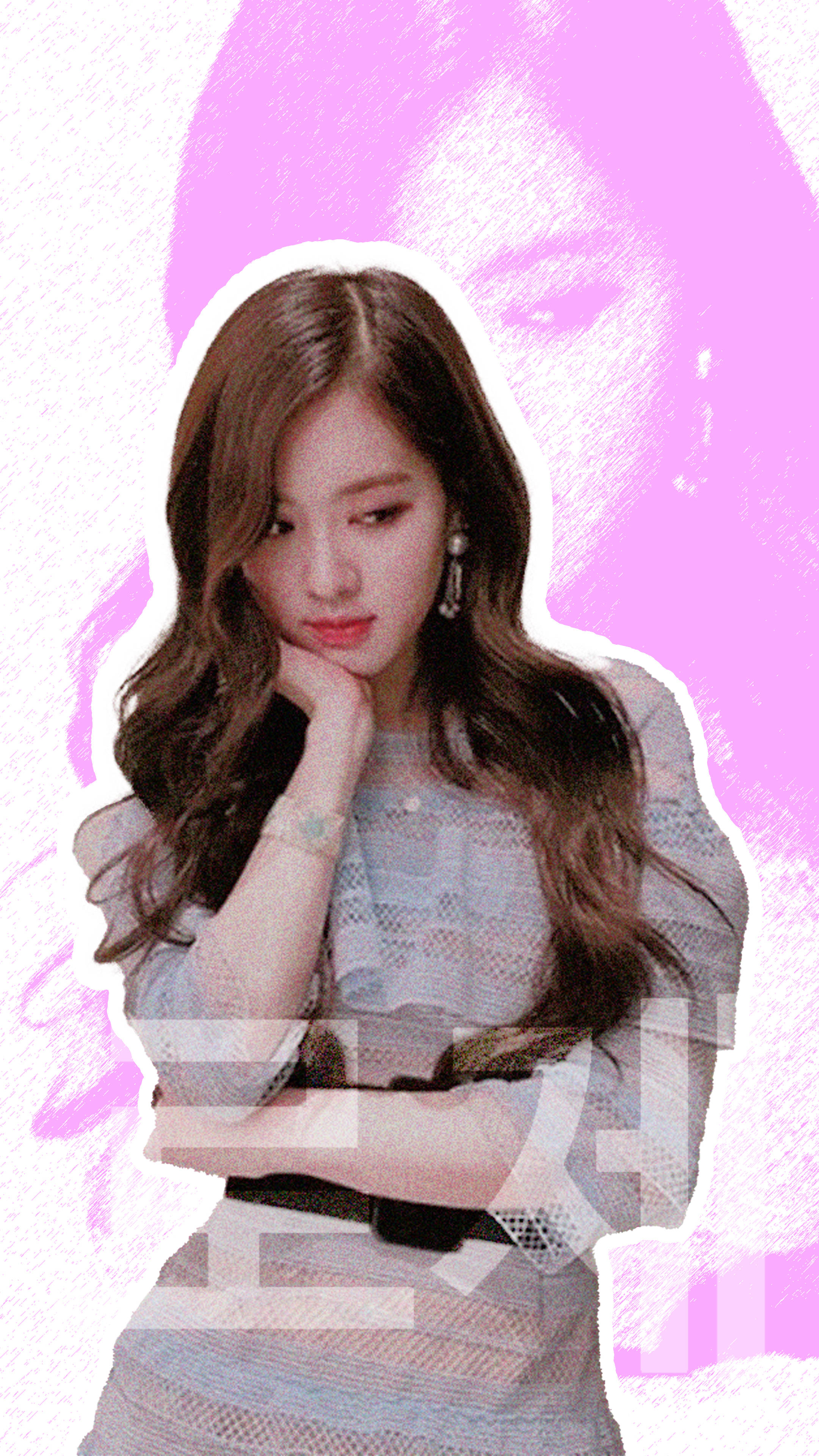 Rose Blackpink 桌布 壁紙 — 一位長長棕色頭髮的年輕女子，在充滿活力的粉紅色紋理背景上，將下巴擱在手上。