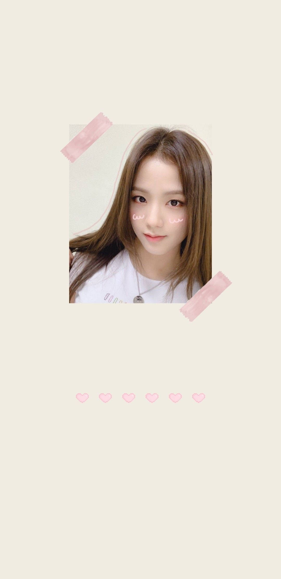 jisoo 可愛 桌布 壁紙 — 一位長長棕色頭髮的年輕女性，被粉紅色膠帶框住，在淺米色背景上，下方有心形表情符號，溫柔地微笑。