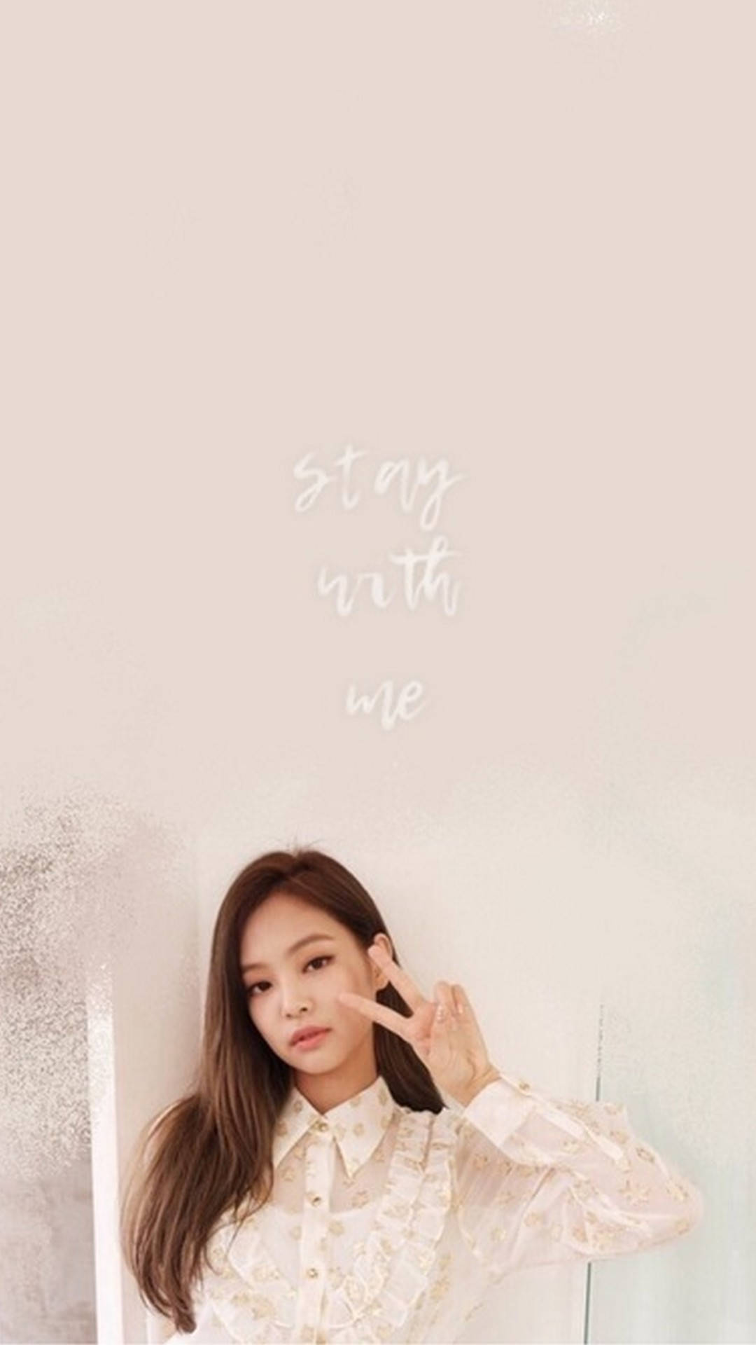 BLACKPINK 桌布 壁紙 — 一位長長棕色頭髮的年輕女性在柔和的粉紅色牆壁前做出和平手勢，牆上以精緻的草書寫著「stay with me」。