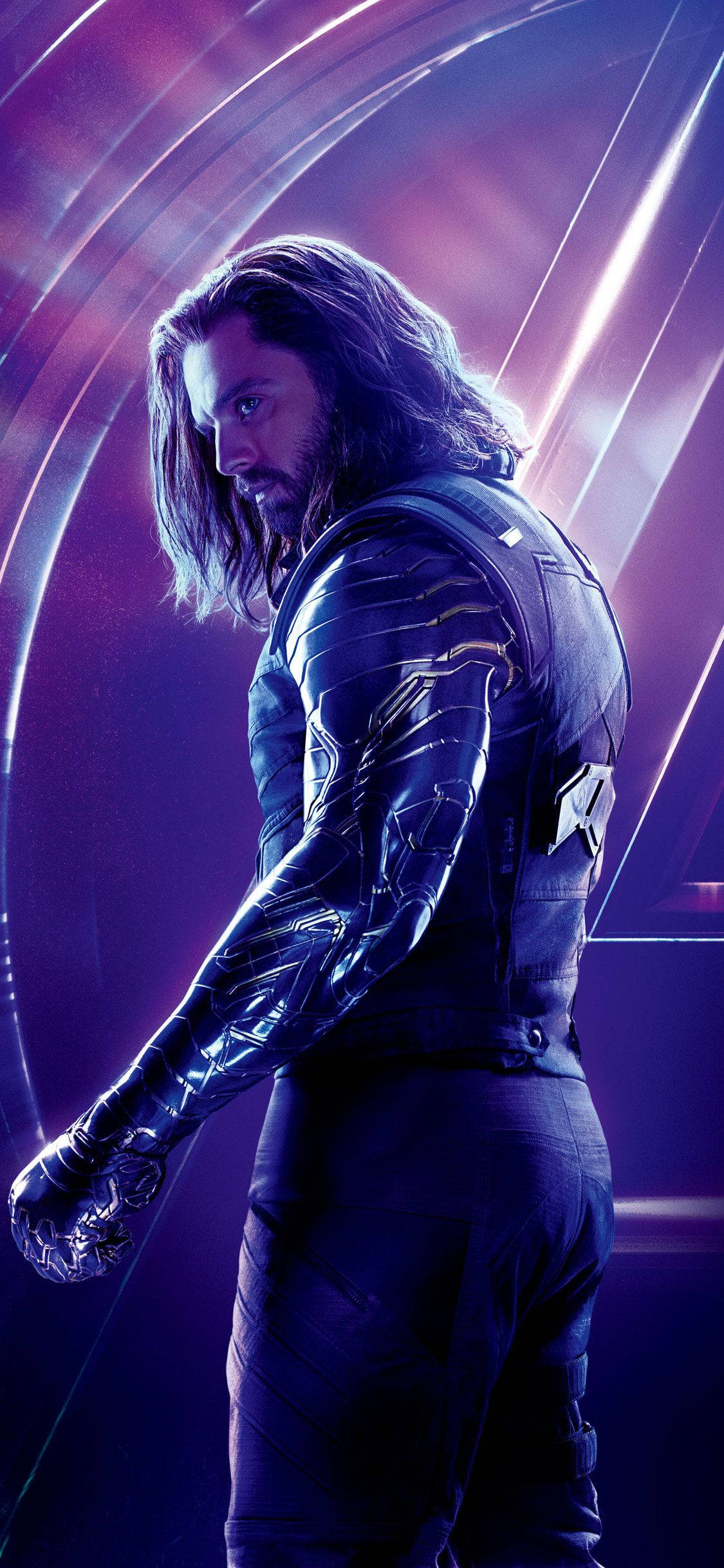 Bucky Barnes 桌布 壁紙 — 一位長髮、戴著發光護手的神奇英雄站在未來感的紫色和藍色光隧道中。