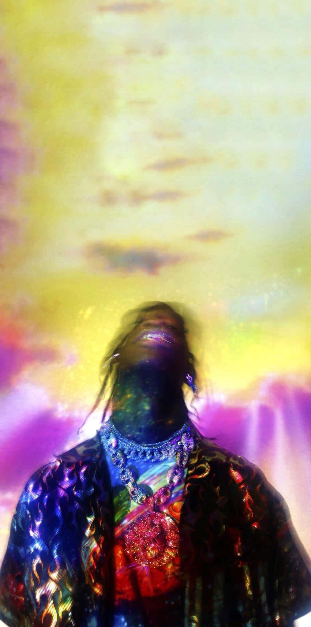 說唱歌手 桌布 壁紙 — 一位長髮人士仰望充滿活力的宇宙天空，呈現黃色、紫色和藍色調。