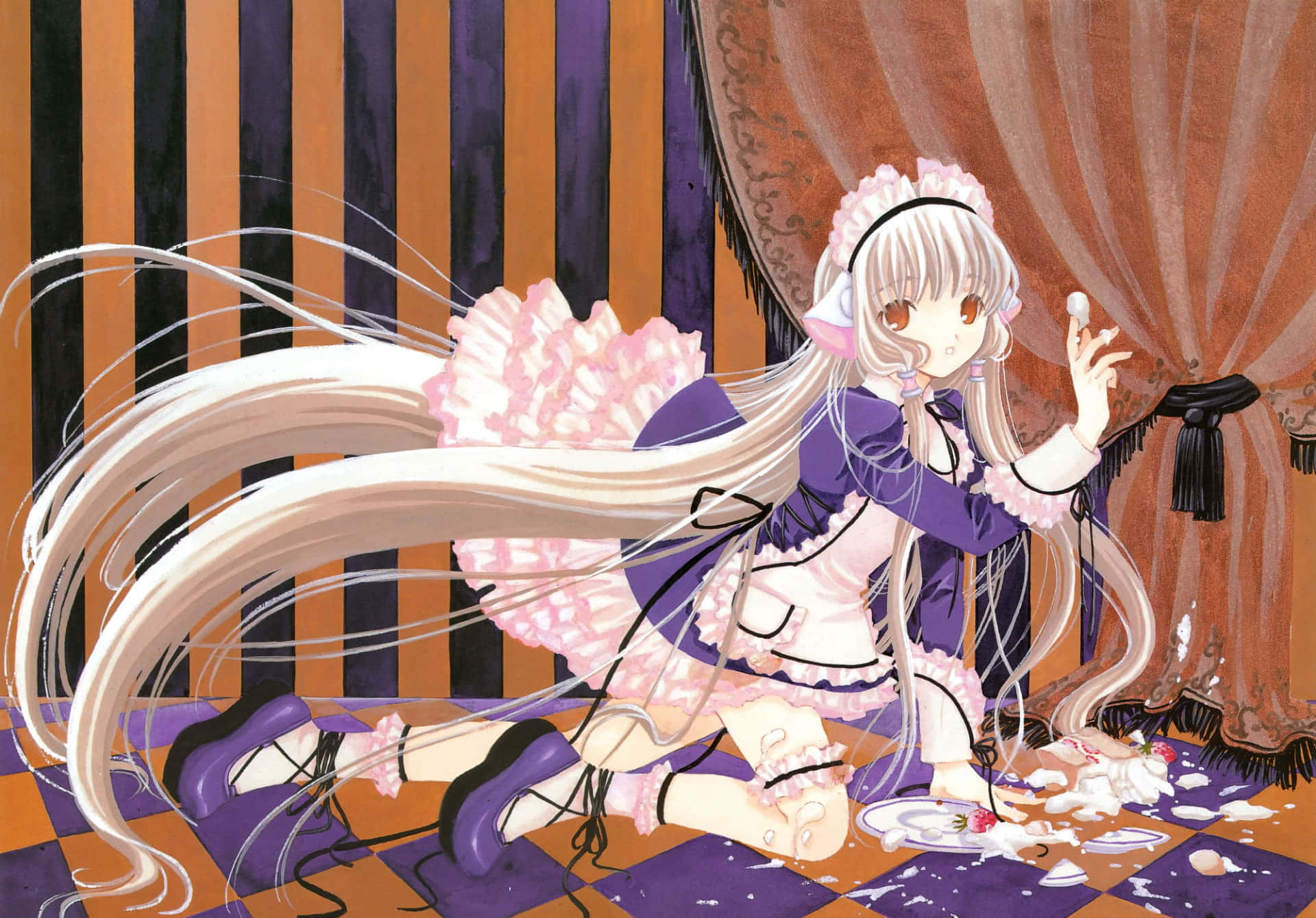 Chobits 桌布 壁紙 — 一位長髮動漫女孩穿著紫色和粉紅色的女僕裝，跪在方格地板上的蛋糕碎屑中。