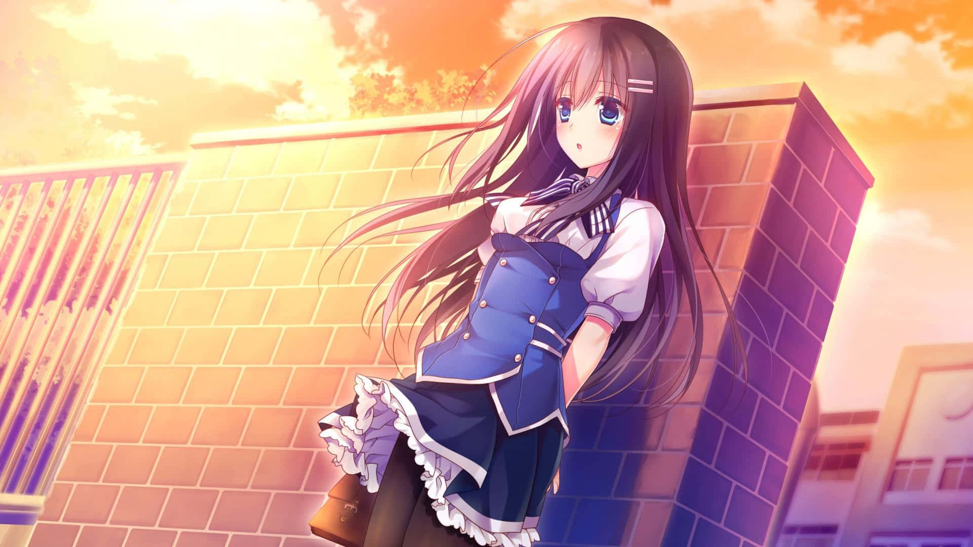 動漫 桌布 壁紙 — 一位長髮動漫女孩穿著藍色校服，在溫暖的日落天空下靠著磚牆。